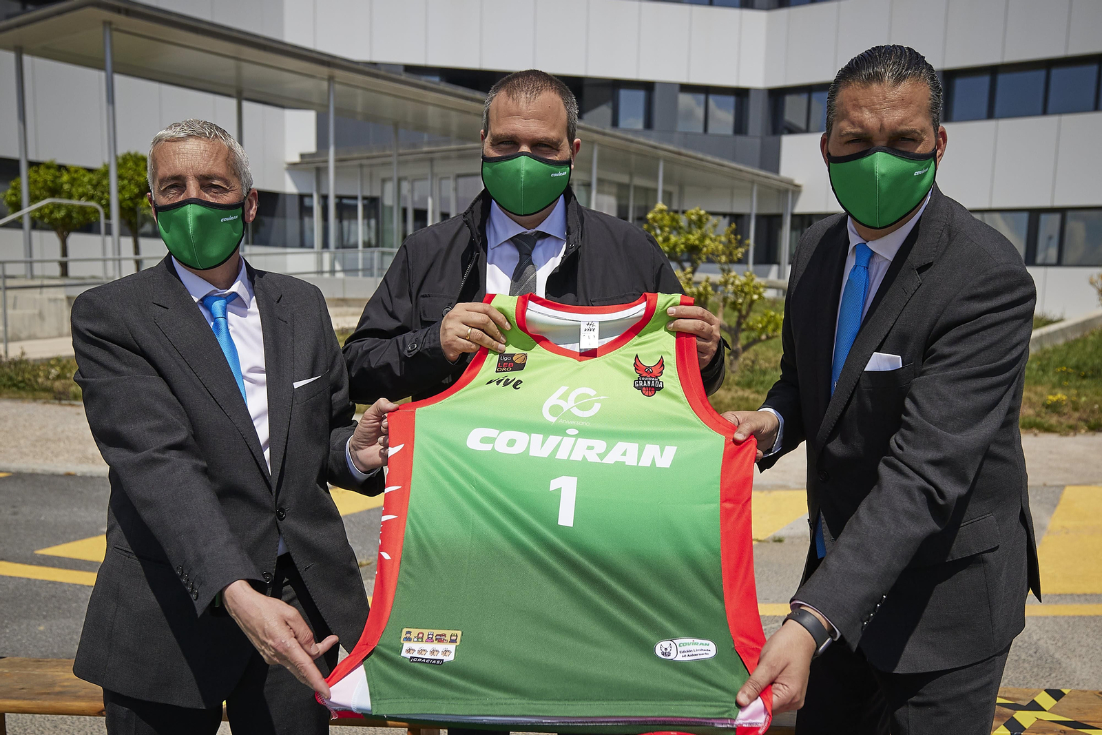 El verde es el gran protagonista de la camiseta.