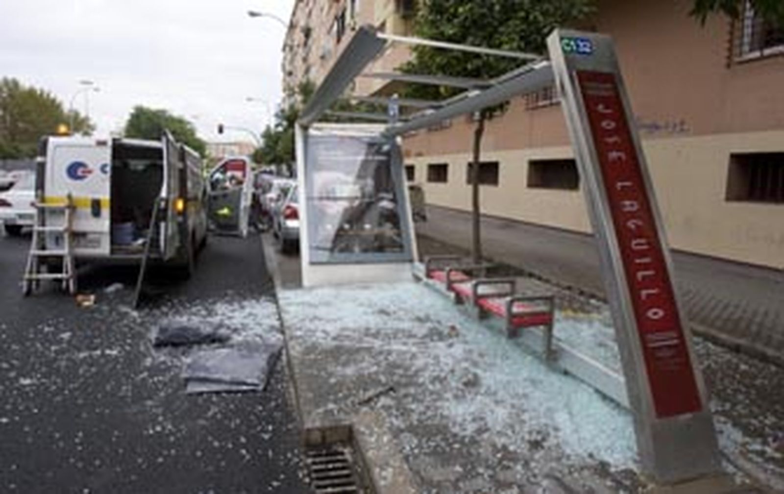 Un bus colisiona con una parada en José Laguillo