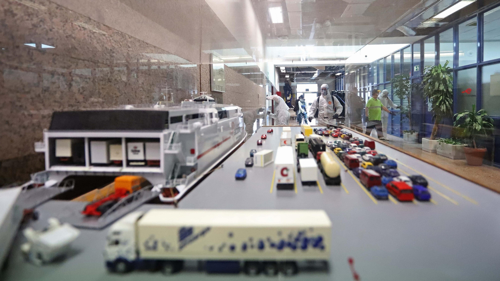 Fotos del despliegue de la UME en el puerto de Algeciras contra el coronavirus