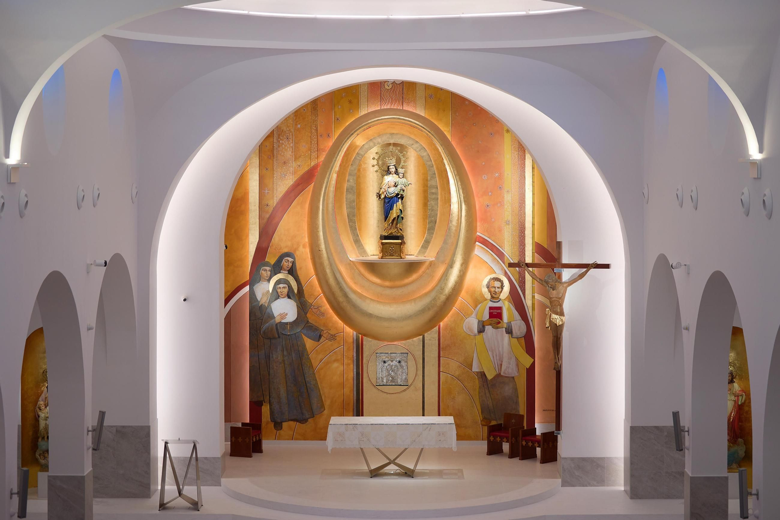 Detalle del altar mayor que estará presidido por María Auxiliadora