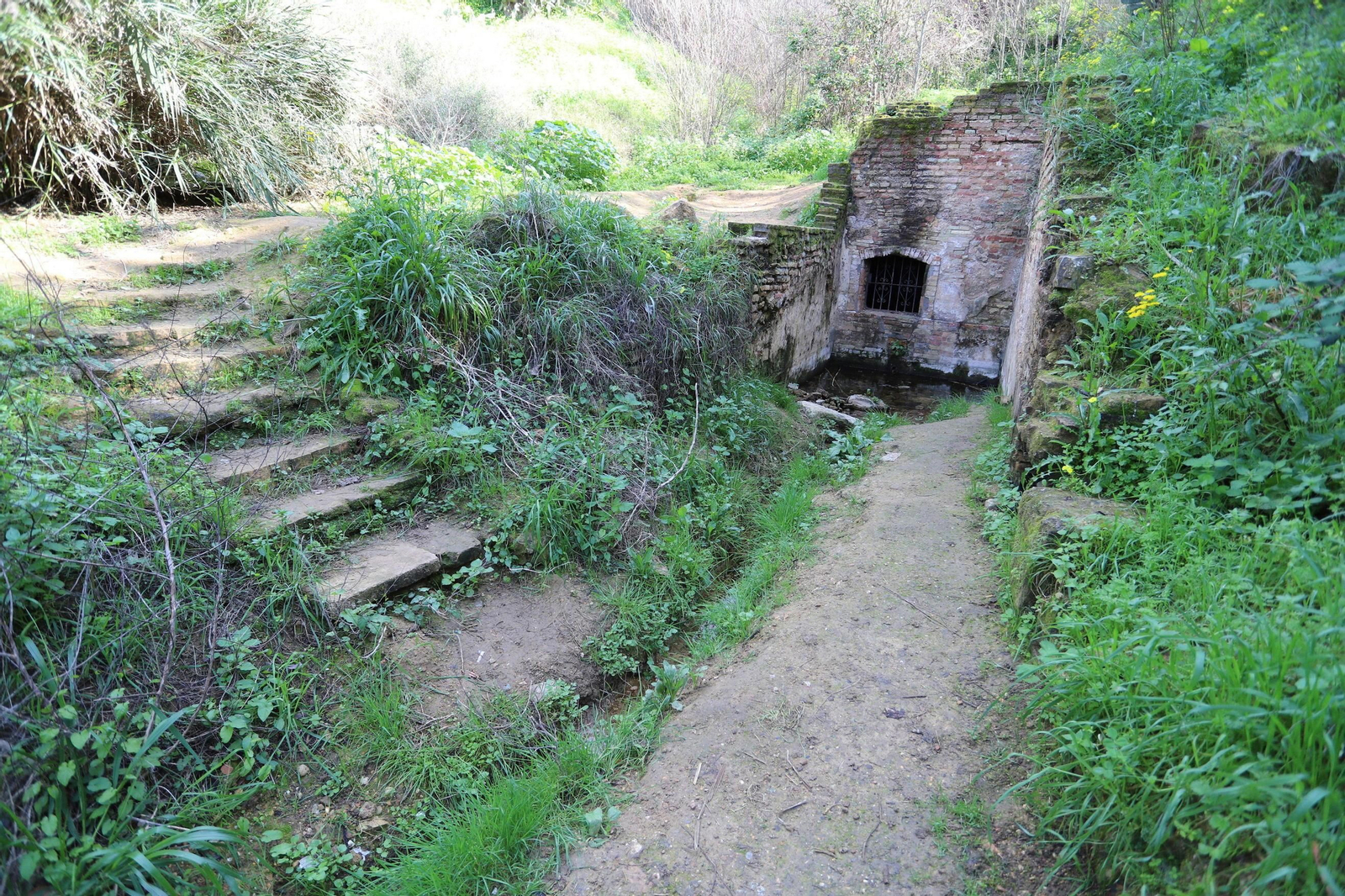 Imagen actual de la Fuente Vieja, cuya recuperación y urbanización ha sido licitada por el Ayuntamiento de Huelva semanas atrás.