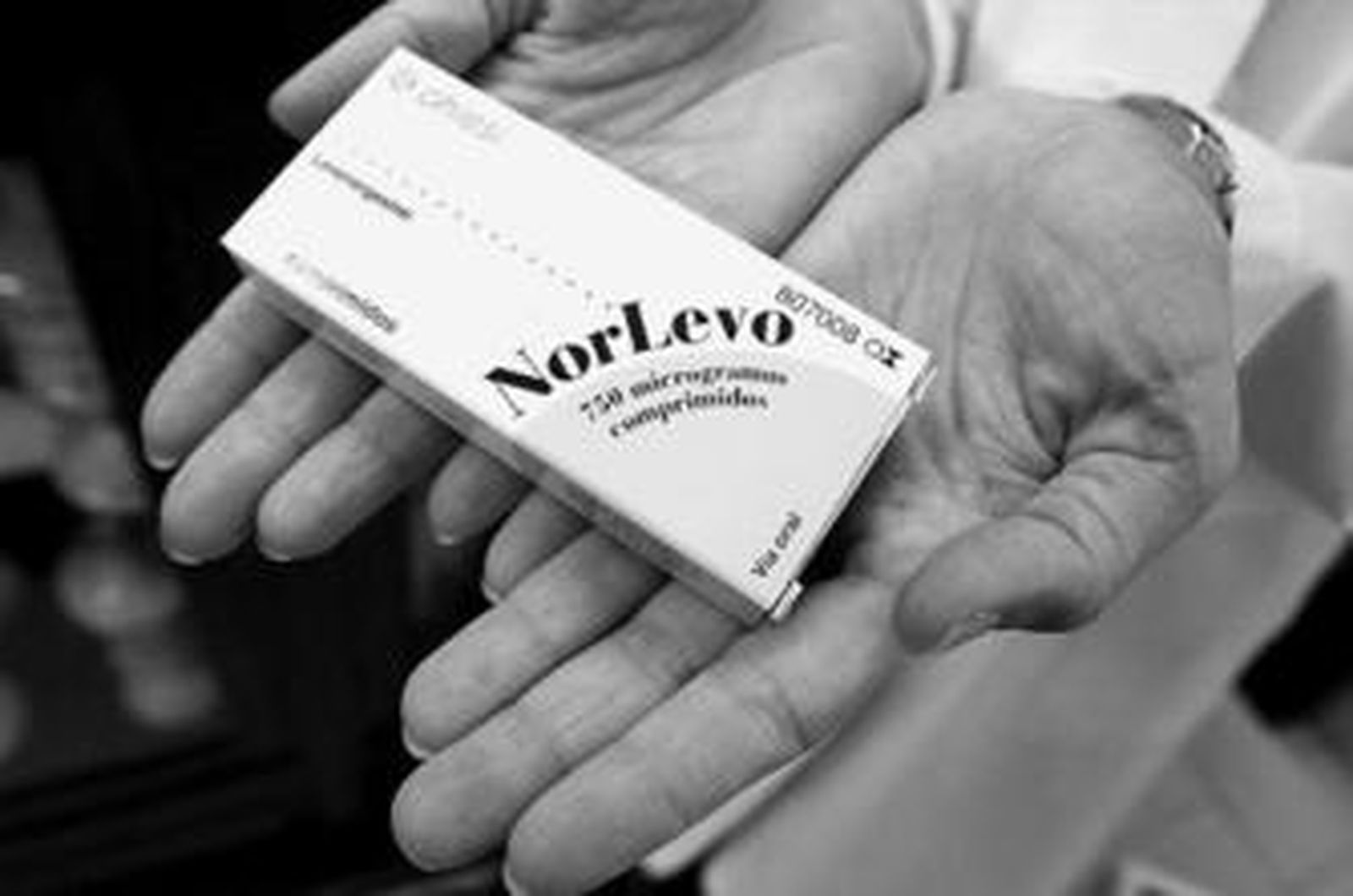 La trabajadora de una farmacia muestra una caja de la píldora poscoital.