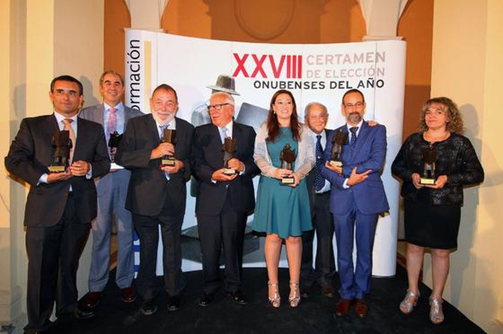 Todos los premiados posan al término de la gala en el estrado instalado en uno de los patios interiores de la Facultad de Empresariales de la Universidad de Huelva.  Foto: Alberto Dominguez / Josue Correa / Canterla