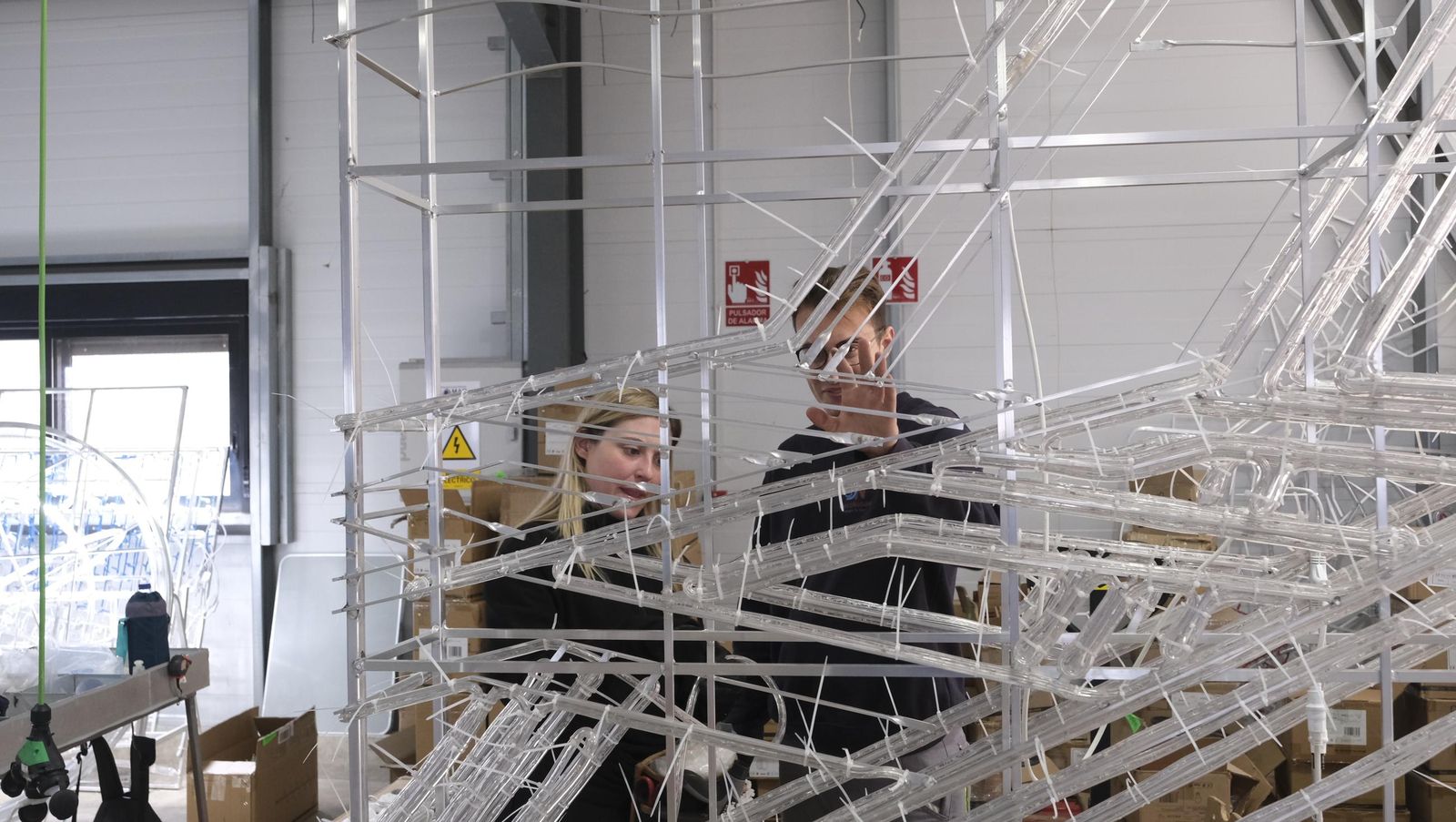 Desde Huécija a todo el mundo, Deconature, alegra la navidad con sus luces, en imágenes