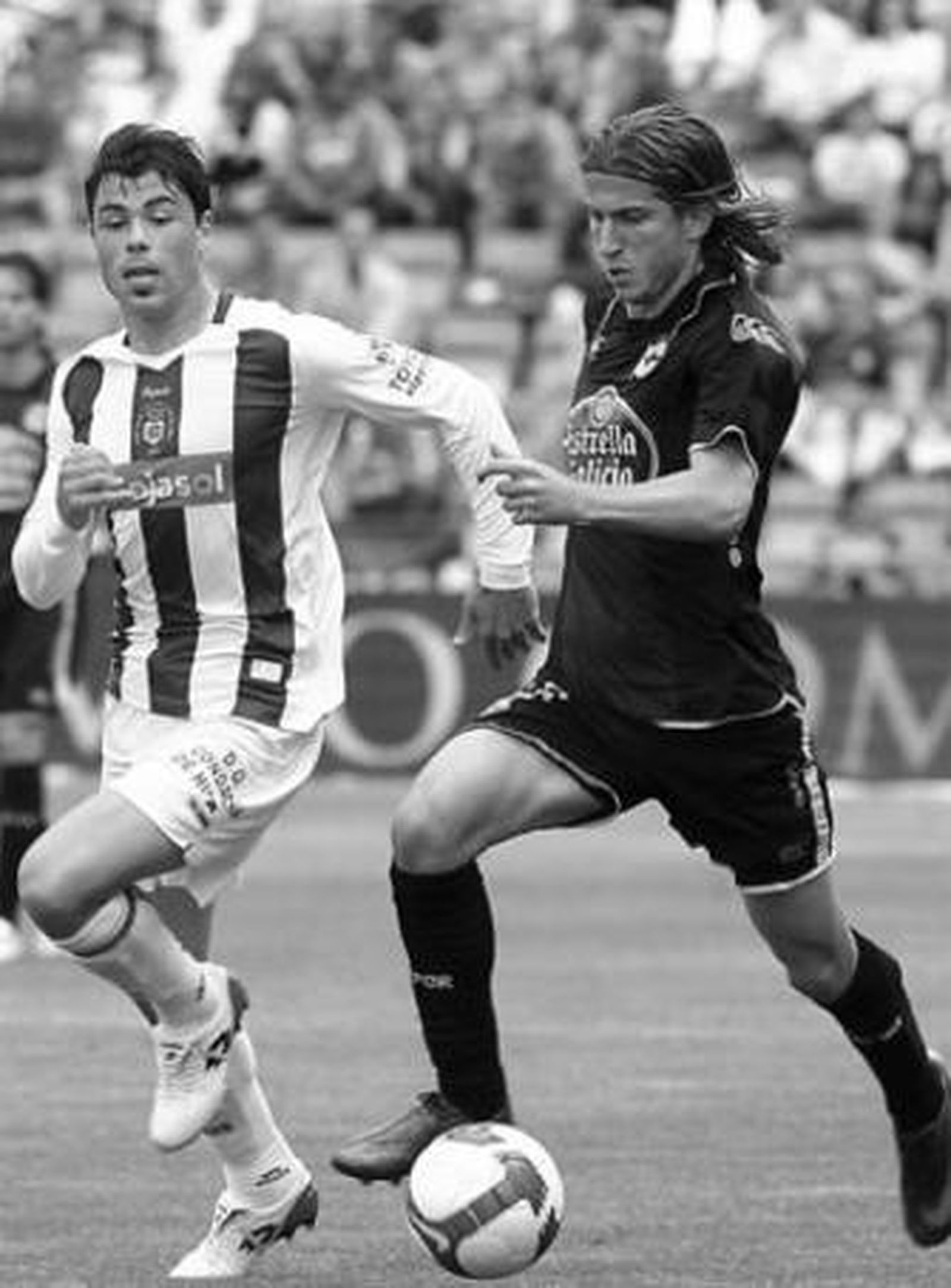 Javi Fuego (i) persigue al deportivista Filipe.