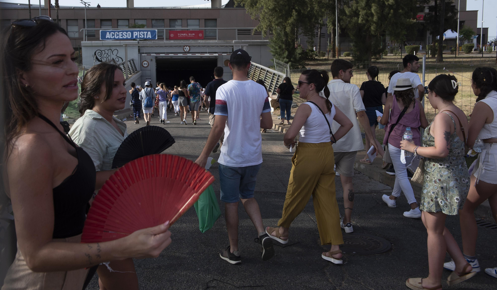 Calor y buen ambiente en la entrada del concierto de Manuel Carrasco