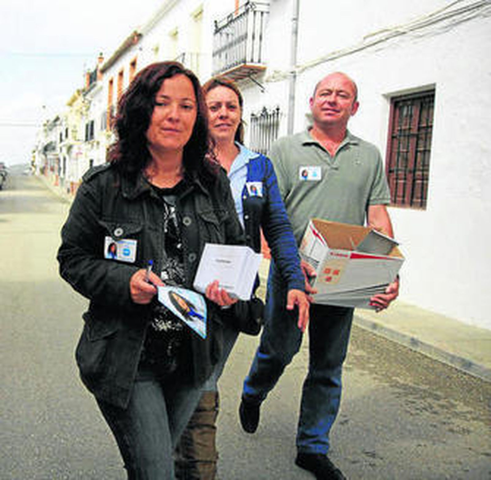 Trinidad Montiel reparte propaganda en campaña.