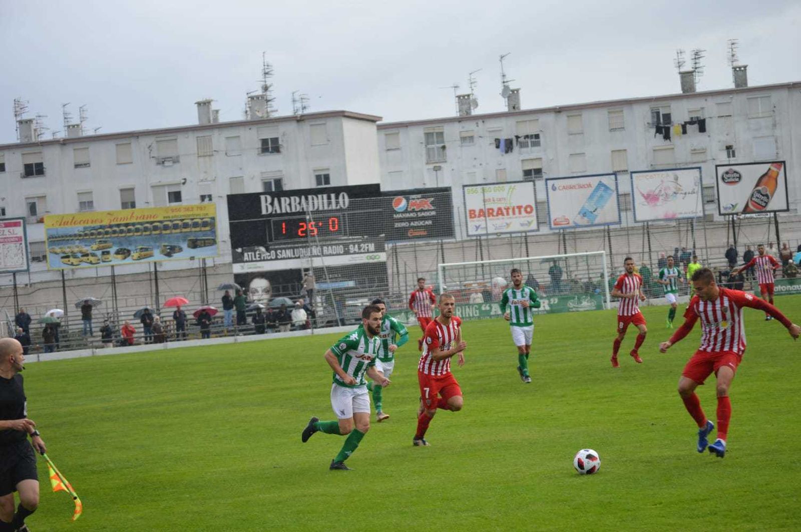 Alberto García avanza perseguido por Siles.