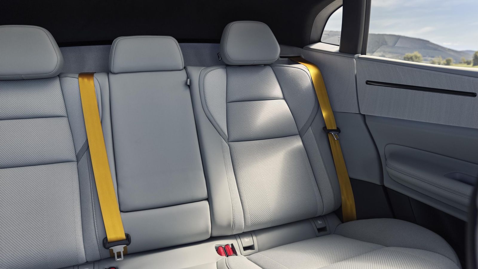 Por la amplitud disponible, este modelo puede hacer las funciones de un coche para la familia pese a su silueta marcadamente de coupé. Por la amplitud disponible, este modelo puede hacer las funciones de un coche para la familia pese a su silueta marcadamente de coupé.