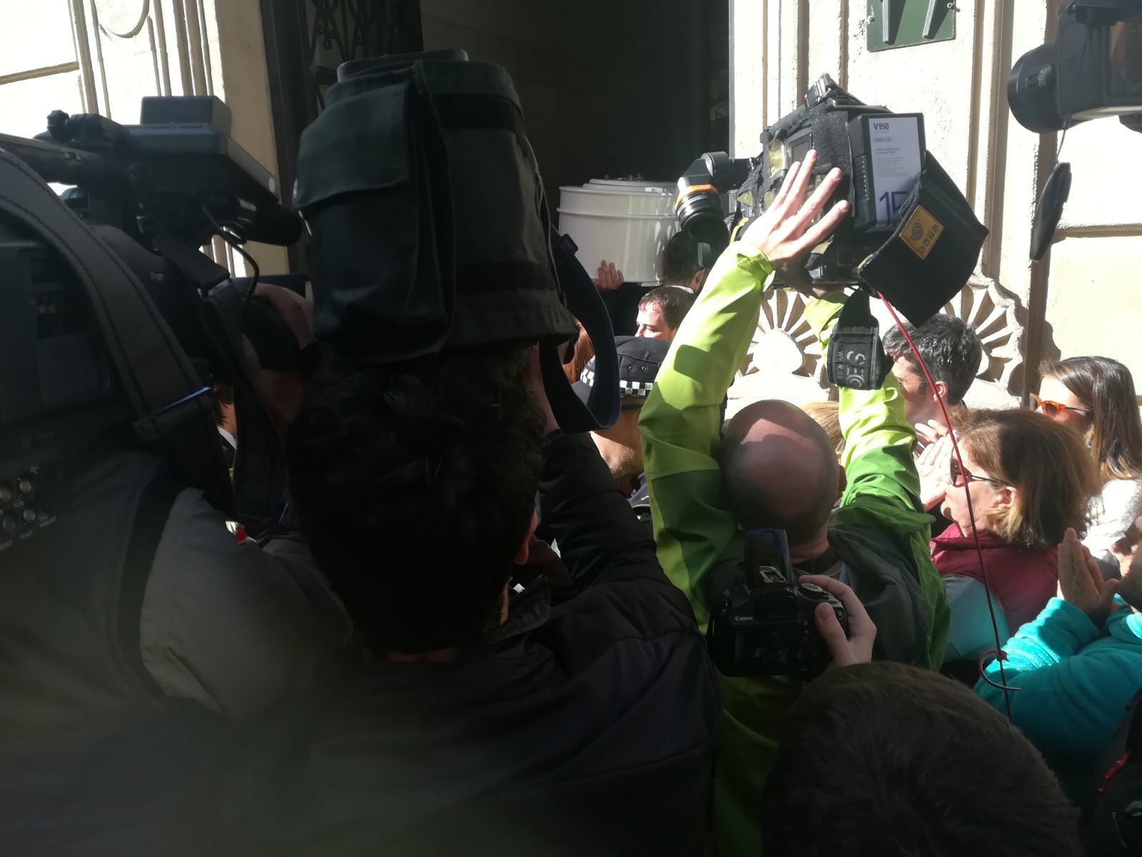 Las imágenes de la capilla ardiente de Gabriel Cruz.