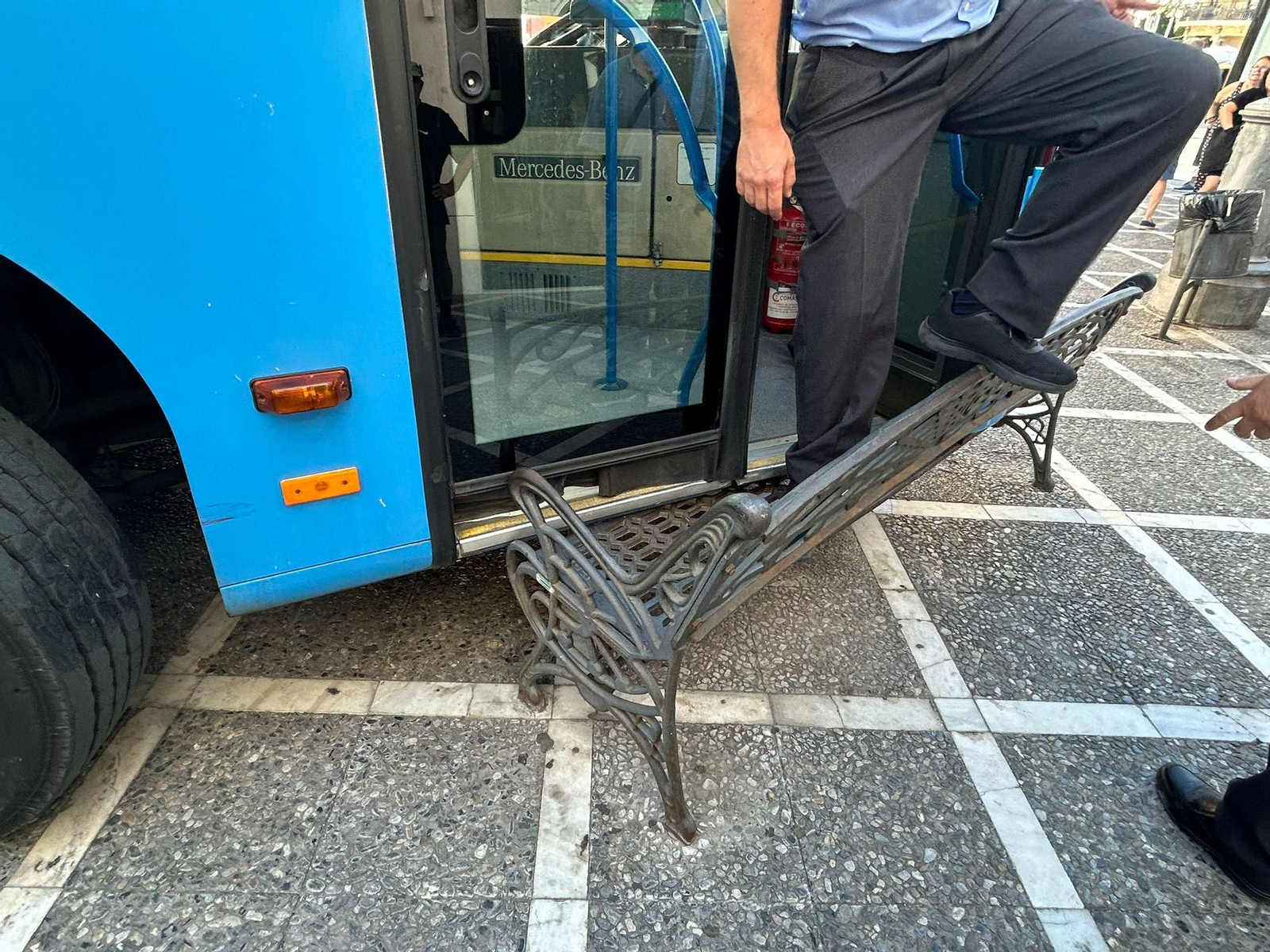 Así ha quedado el autobús urbano de Jerez tras el choque con un banco