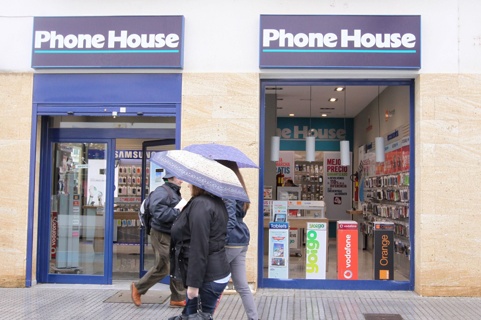 Escaparate de Phone House.