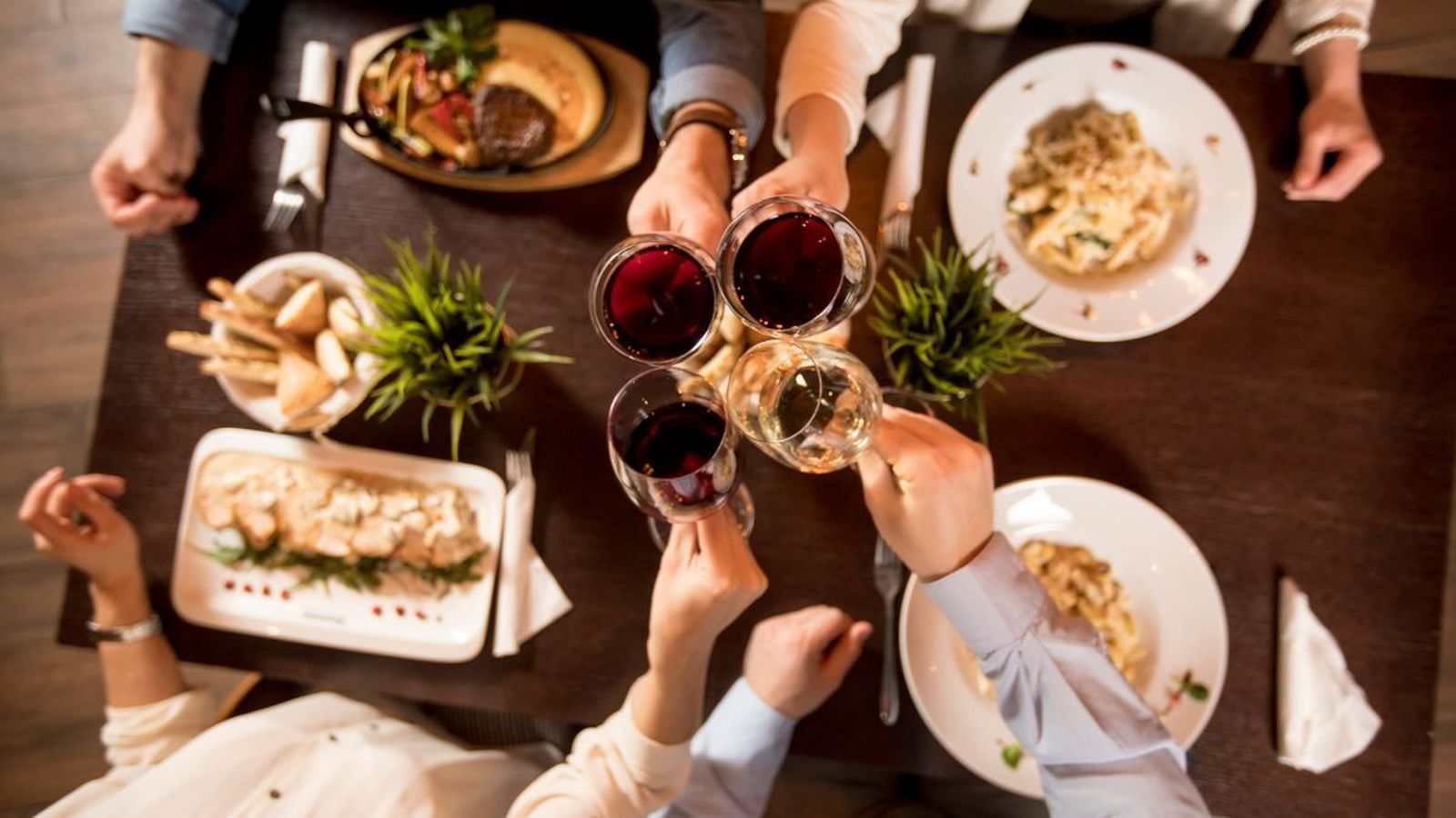 ¿Por qué algunas personas sufren dolor de cabeza al beber (poco) vino?