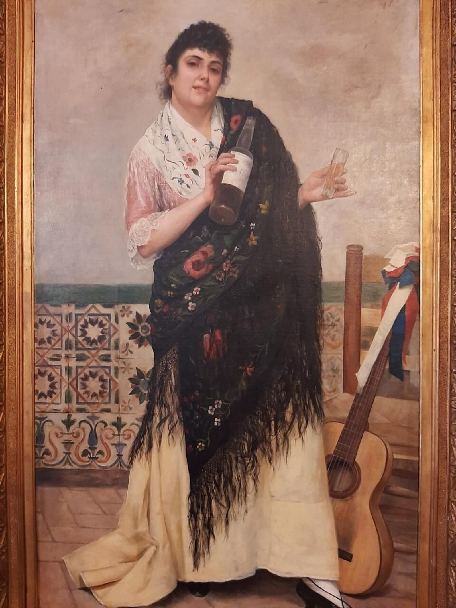 Mujer con mantón negro, botella y guitarra, de autor desconocido. Mujer con mantón negro, botella y guitarra, de autor desconocido.
