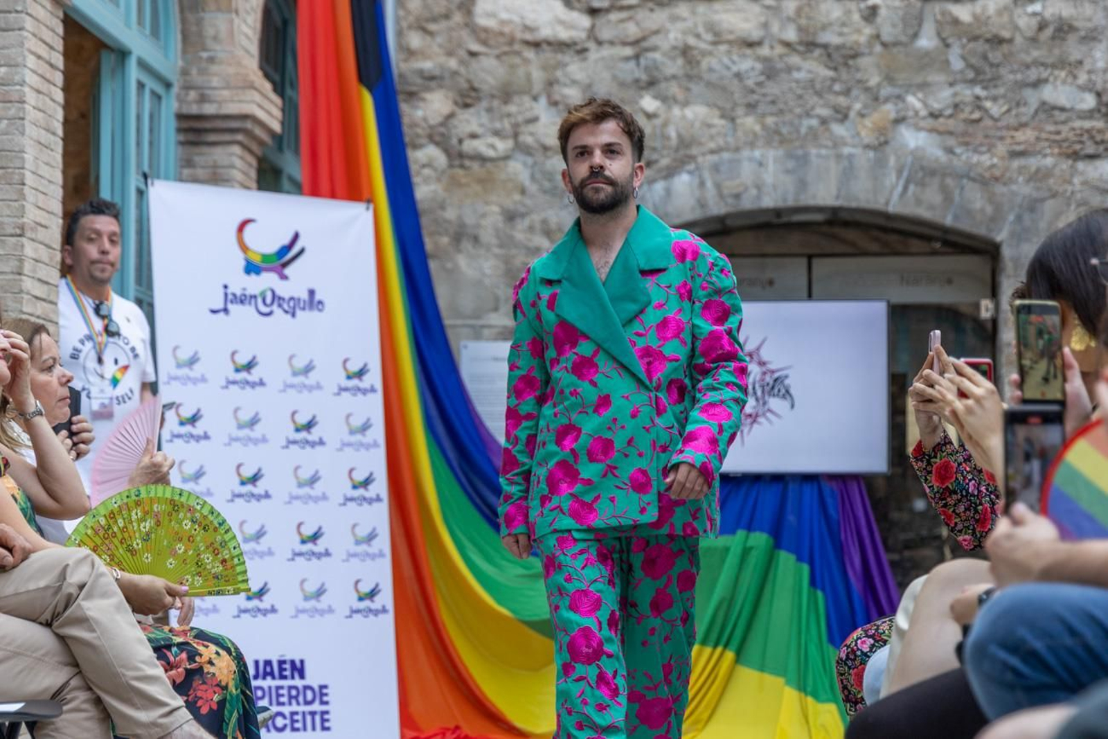 Alberto Batres, el diseñador jiennense presenta sus creaciones en el evento en el que se aborda cómo performar el género a través de la moda