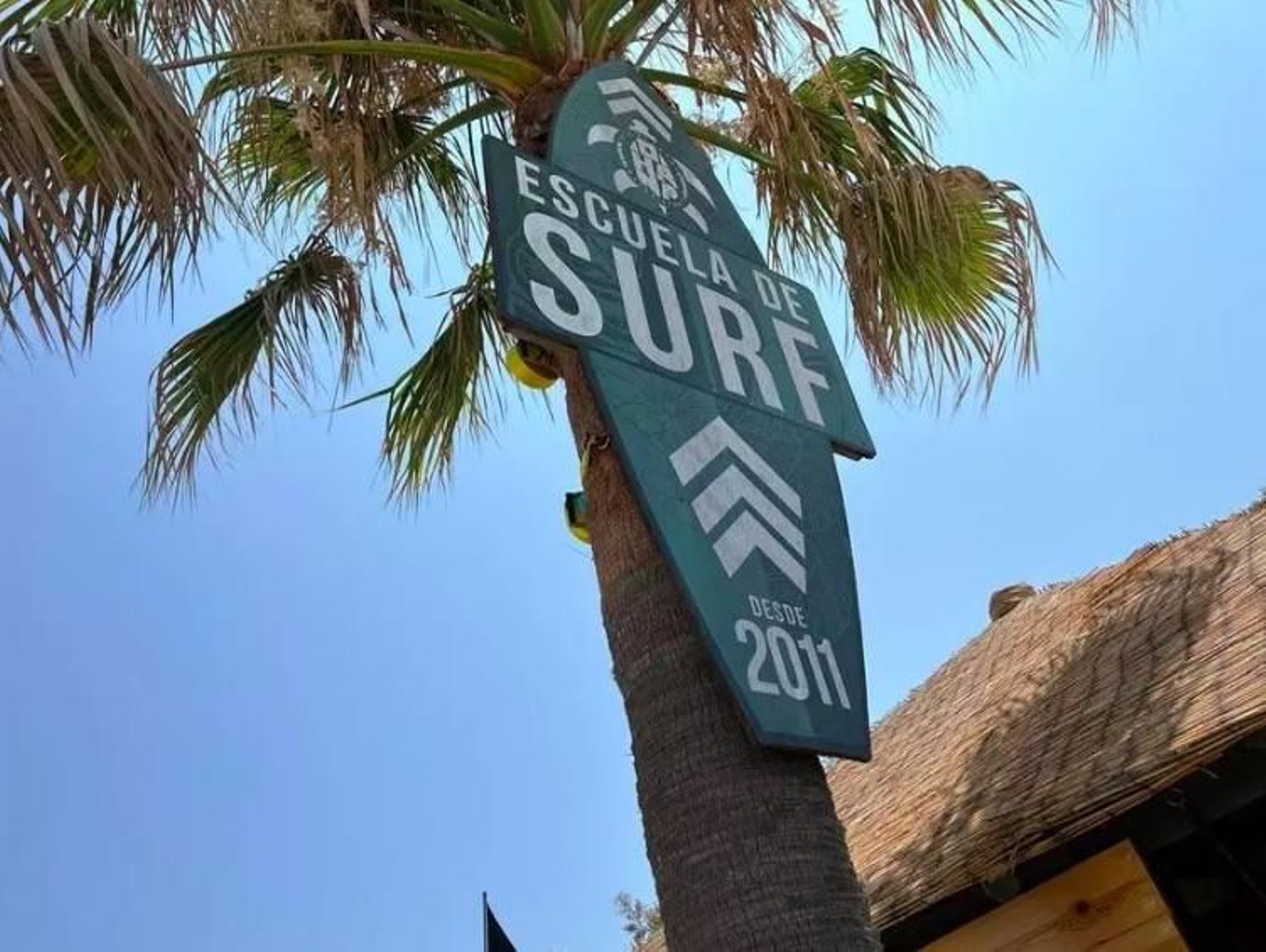 Escuela de surf, en las Tres Piedras. Escuela de surf, en las Tres Piedras.