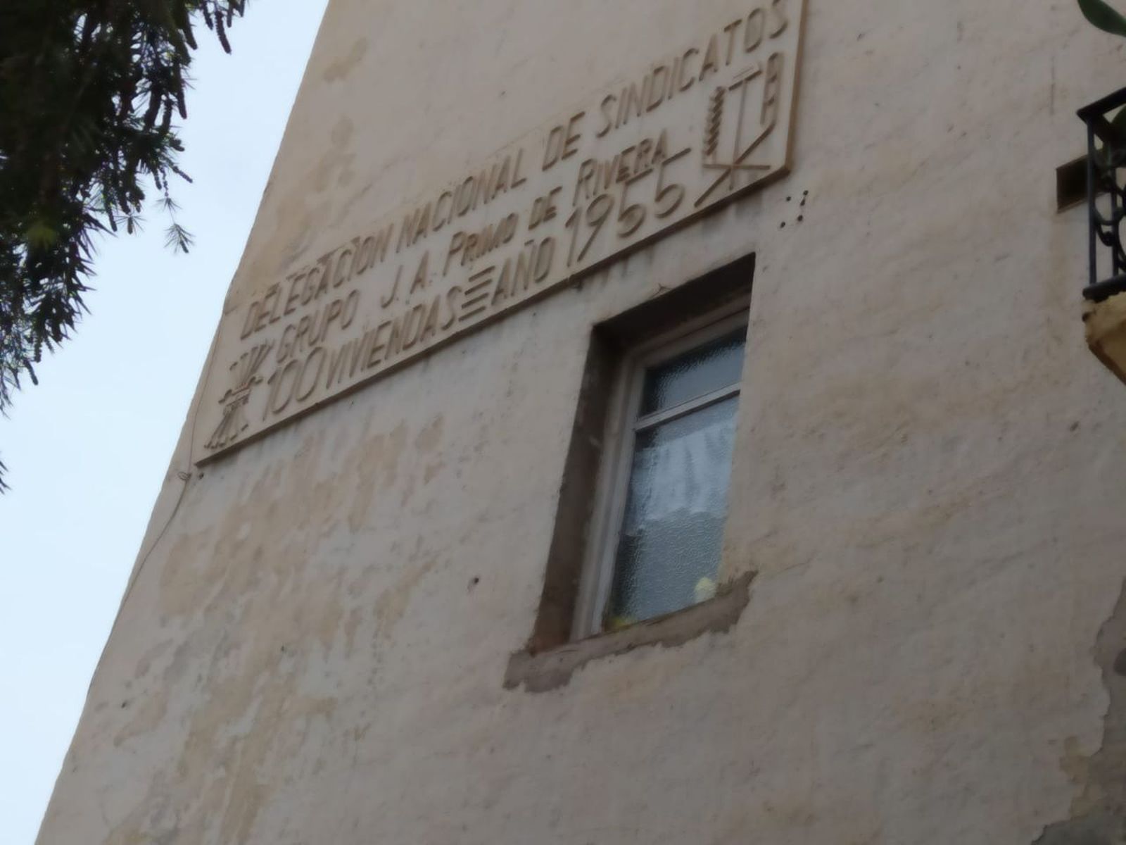 Símbolos franquistas en las viviendas sindicales