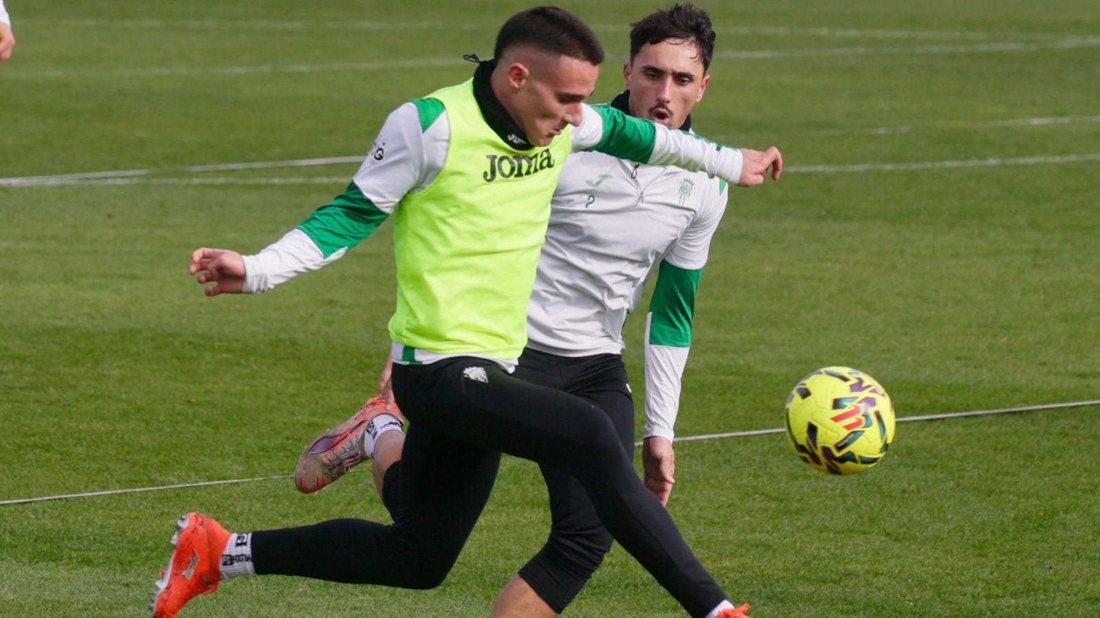 Diego Bri controla el balón ante la presión de Vilarrasa en un entrenamiento del Córdoba CF.