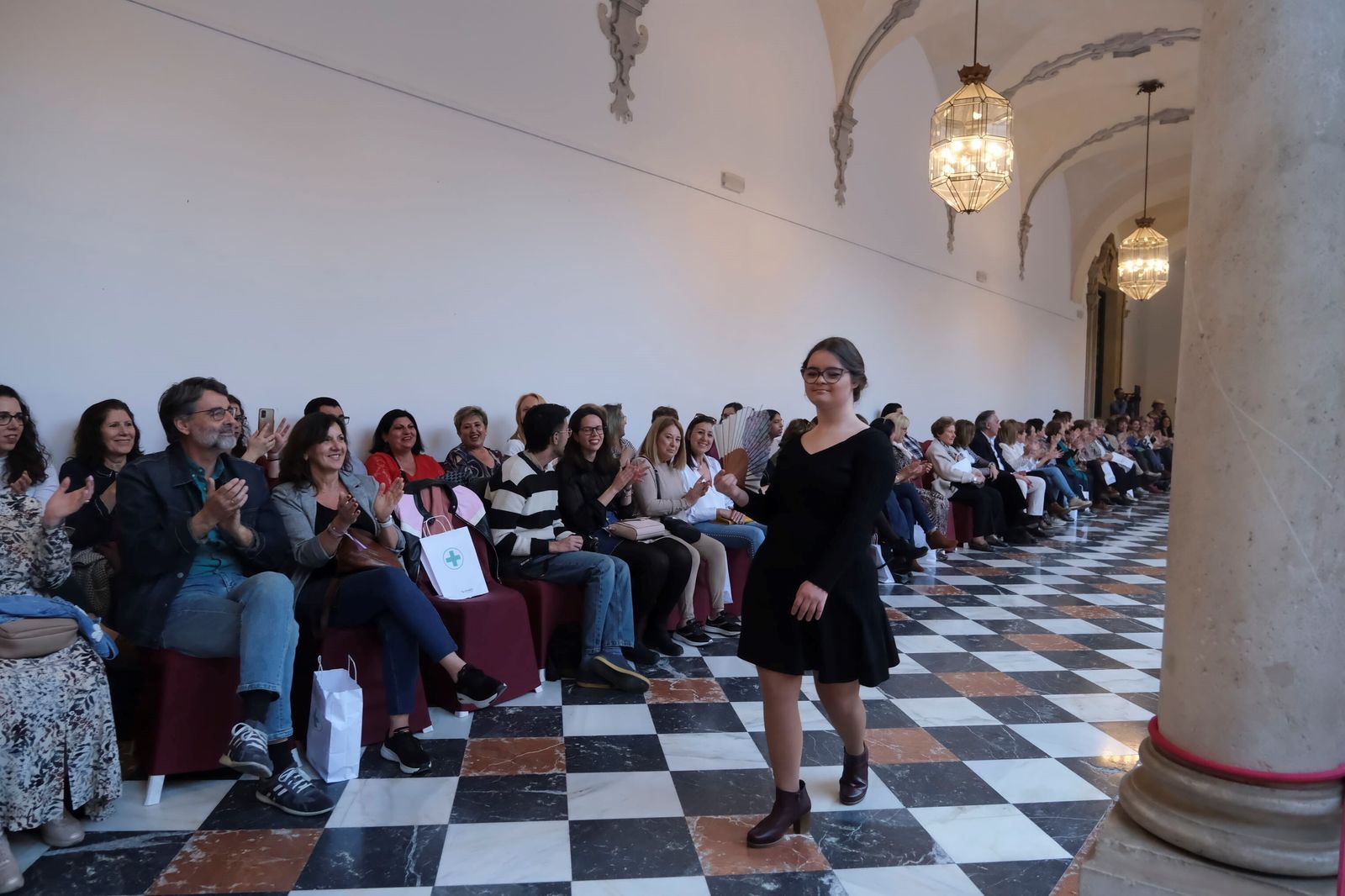 El desfile benéfico de la Asociación Alzheimer Córdoba 2023, en imágenes
