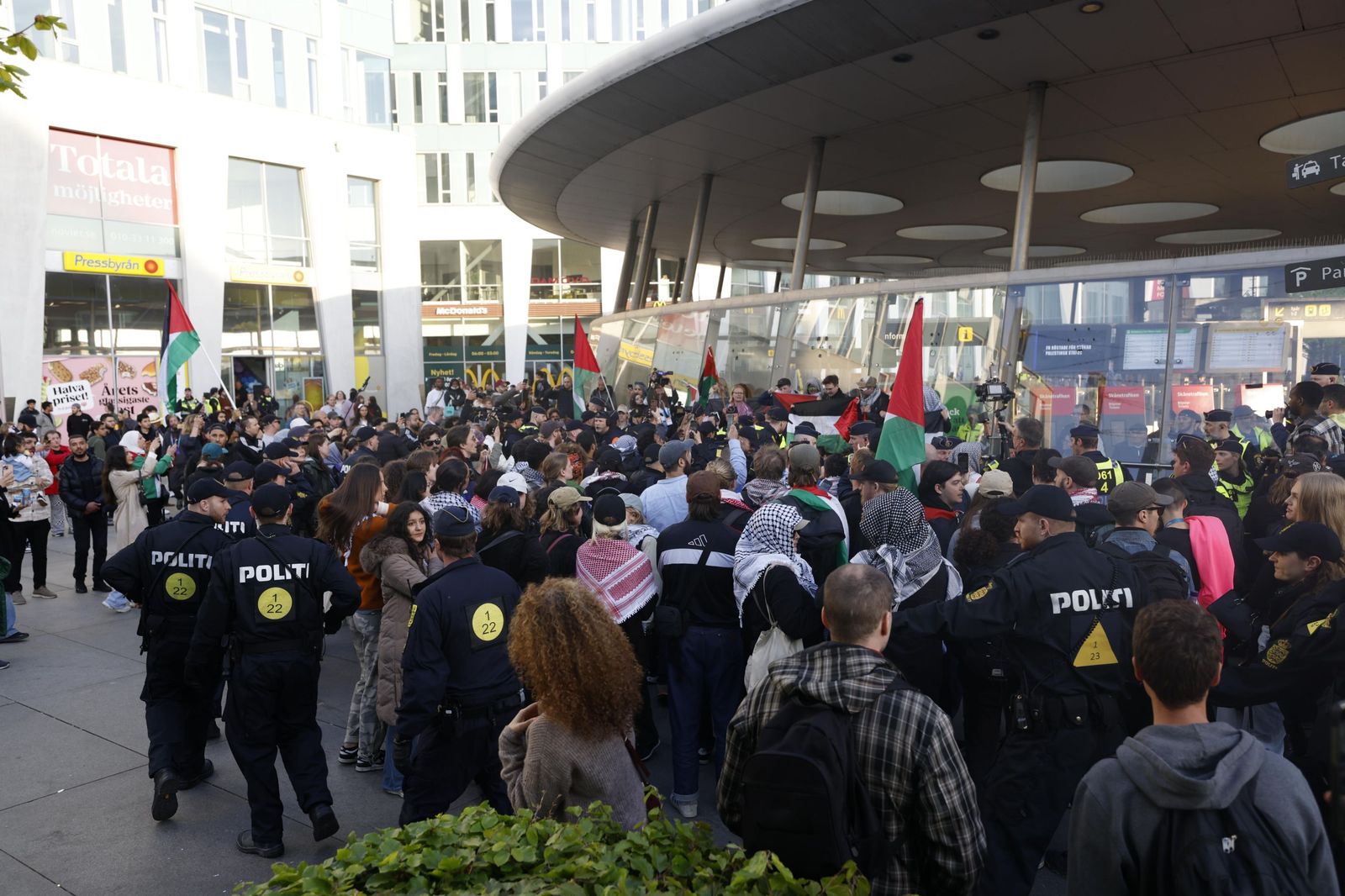 Manifestantes irrumpen en la televisión holandesa