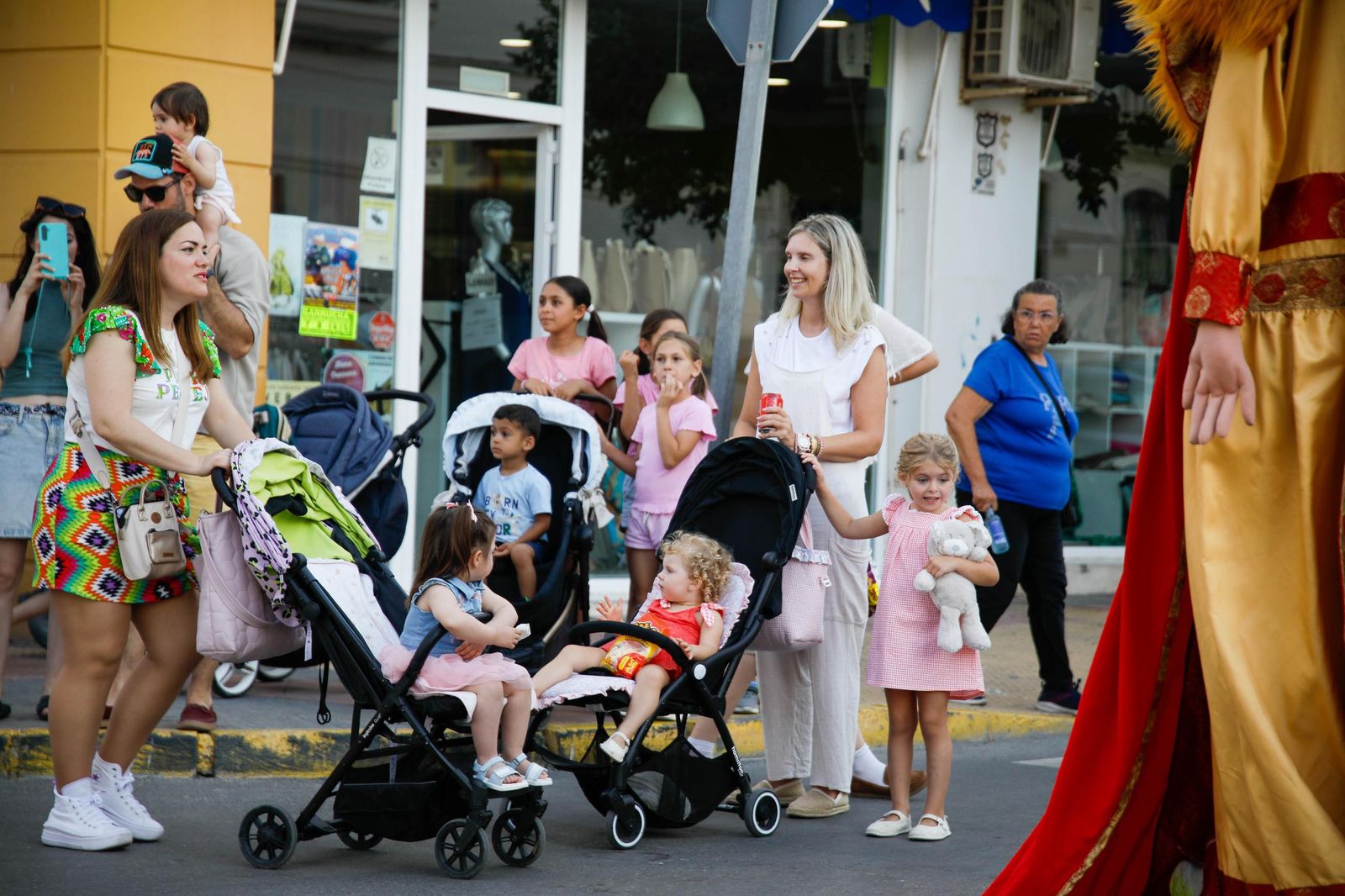Desfile de Gigantes y Cabezudos de Vera, en imágenes