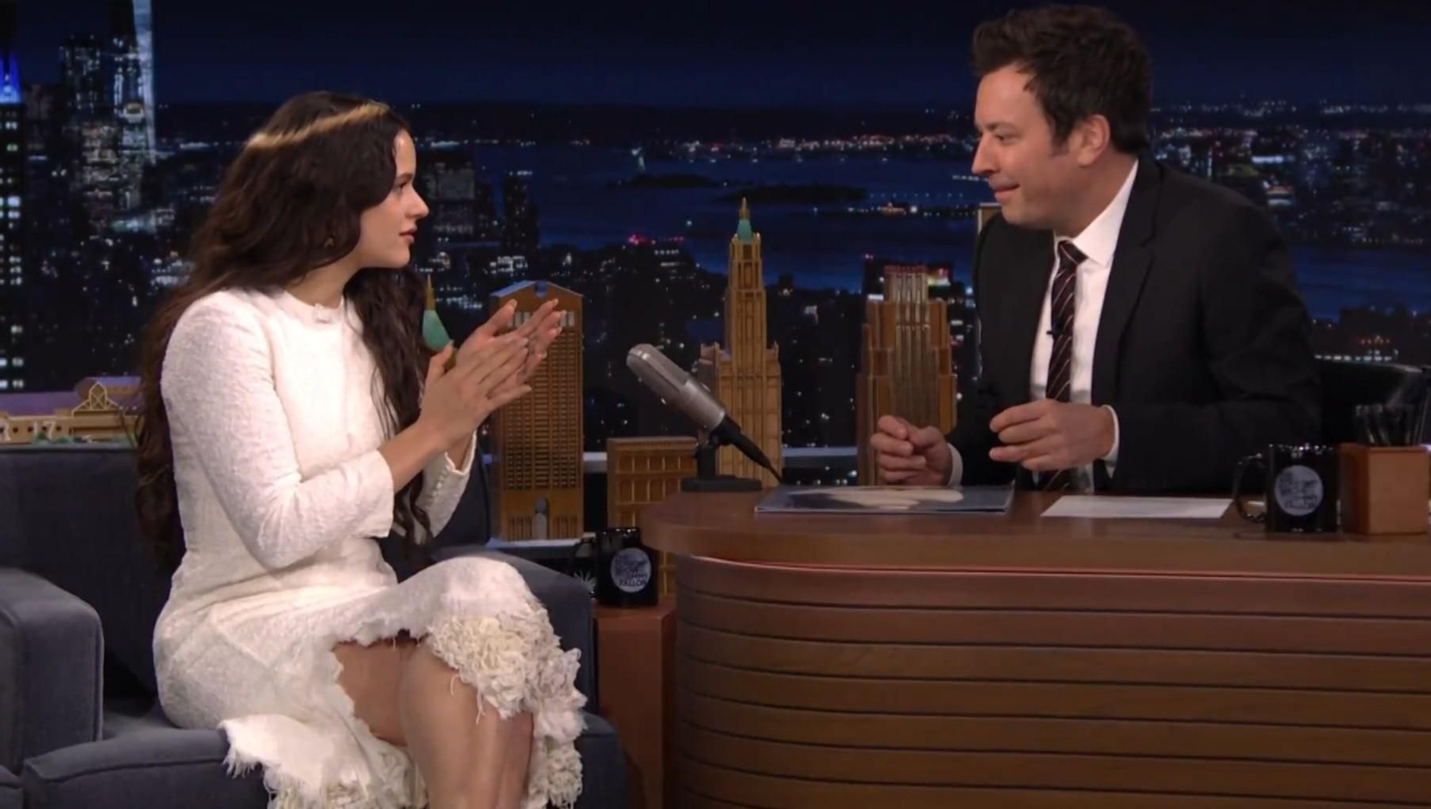 Rosalía se arranca con palmas flamencas ante Jimmy Fallon
