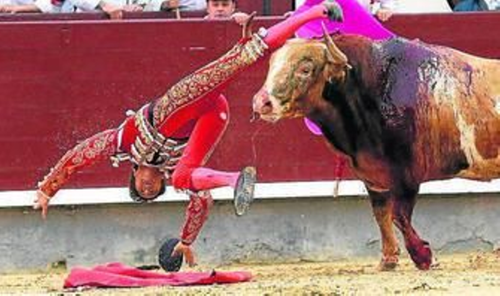 El vasco Leonardo San Sebastián fue herido grave por su segundo toro. El vasco Leonardo San Sebastián fue herido grave por su segundo toro.