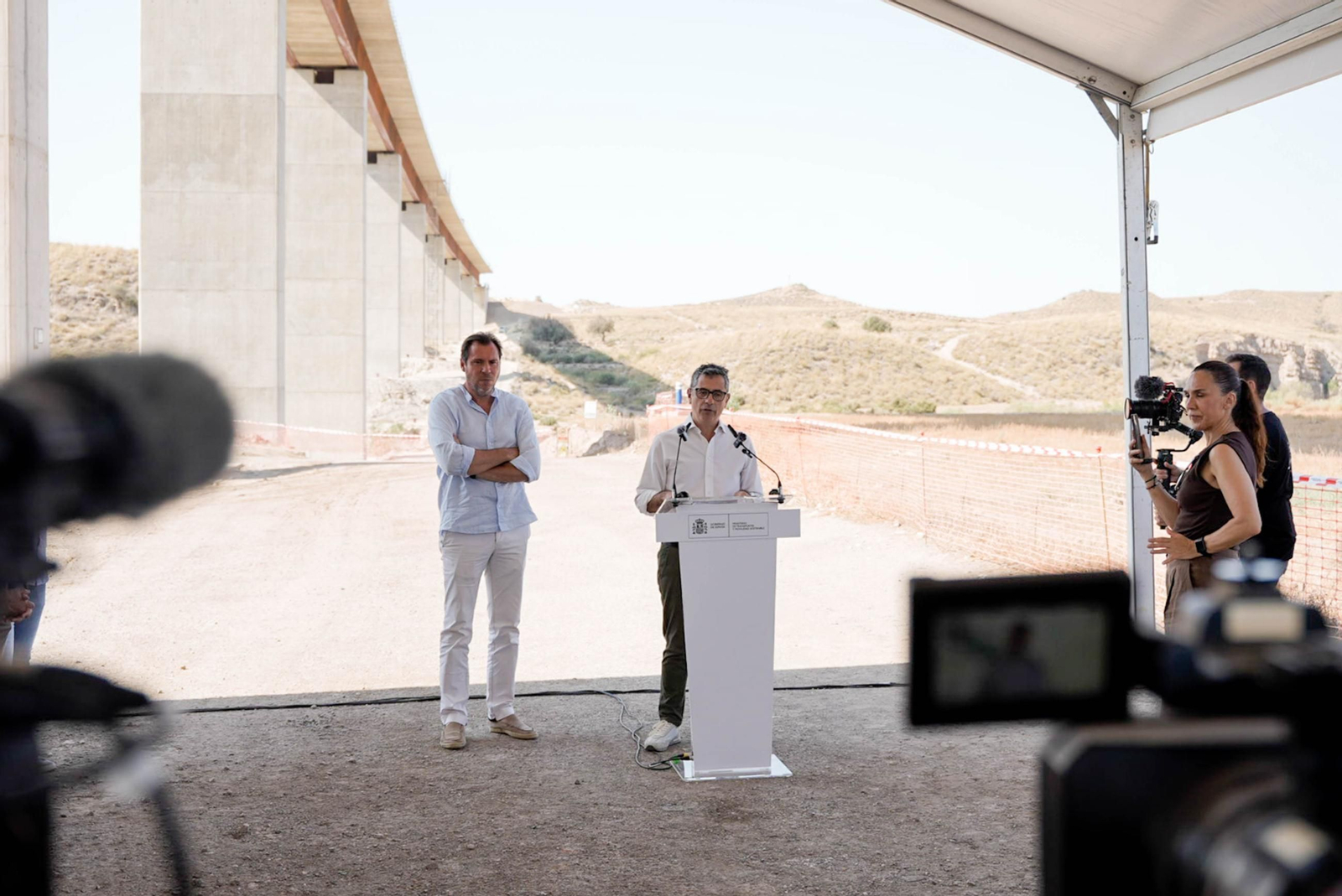 Los ministros Félix Bolaños y Óscar Puente visitan el viaducto de los Feos de Almería