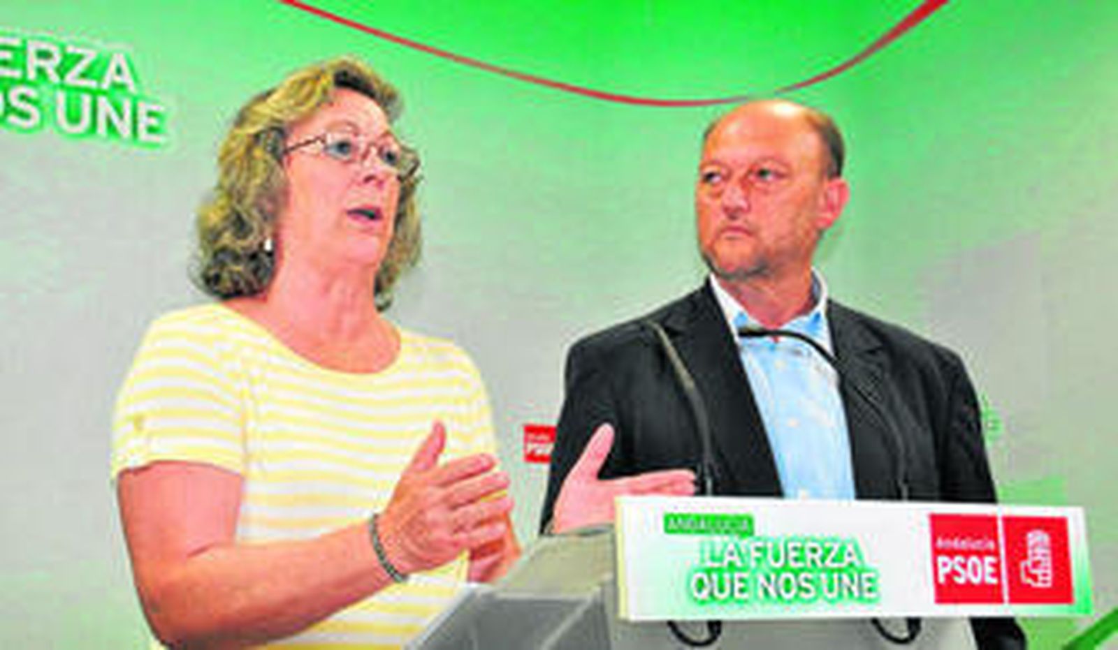 Dolores Escalona y Antonio Pradas, ayer, en su comparecencia en la sede del PSOE de Sevilla.