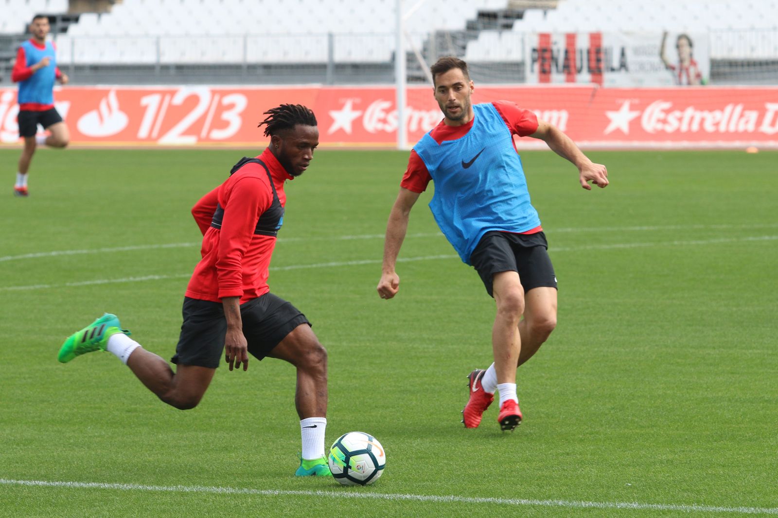 Lass Bangoura intenta realizar un centro en presencia de Trujillo en la sesión preparatoria de ayer en el interior del Estadio.