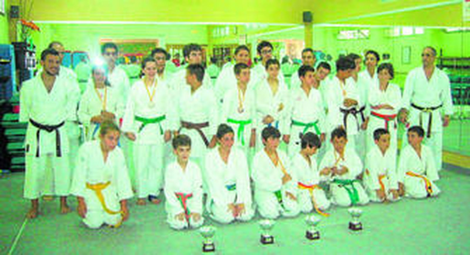 Varios de los participantes posan junto a los trofeos, tras el campeonato celebrado el miércoles.