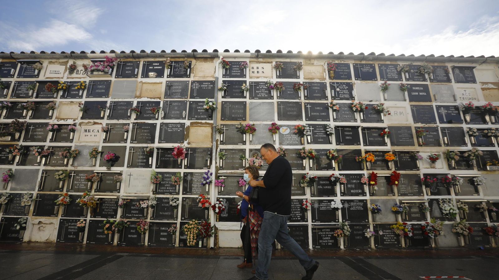 Una pareja camina por una de las calles.
