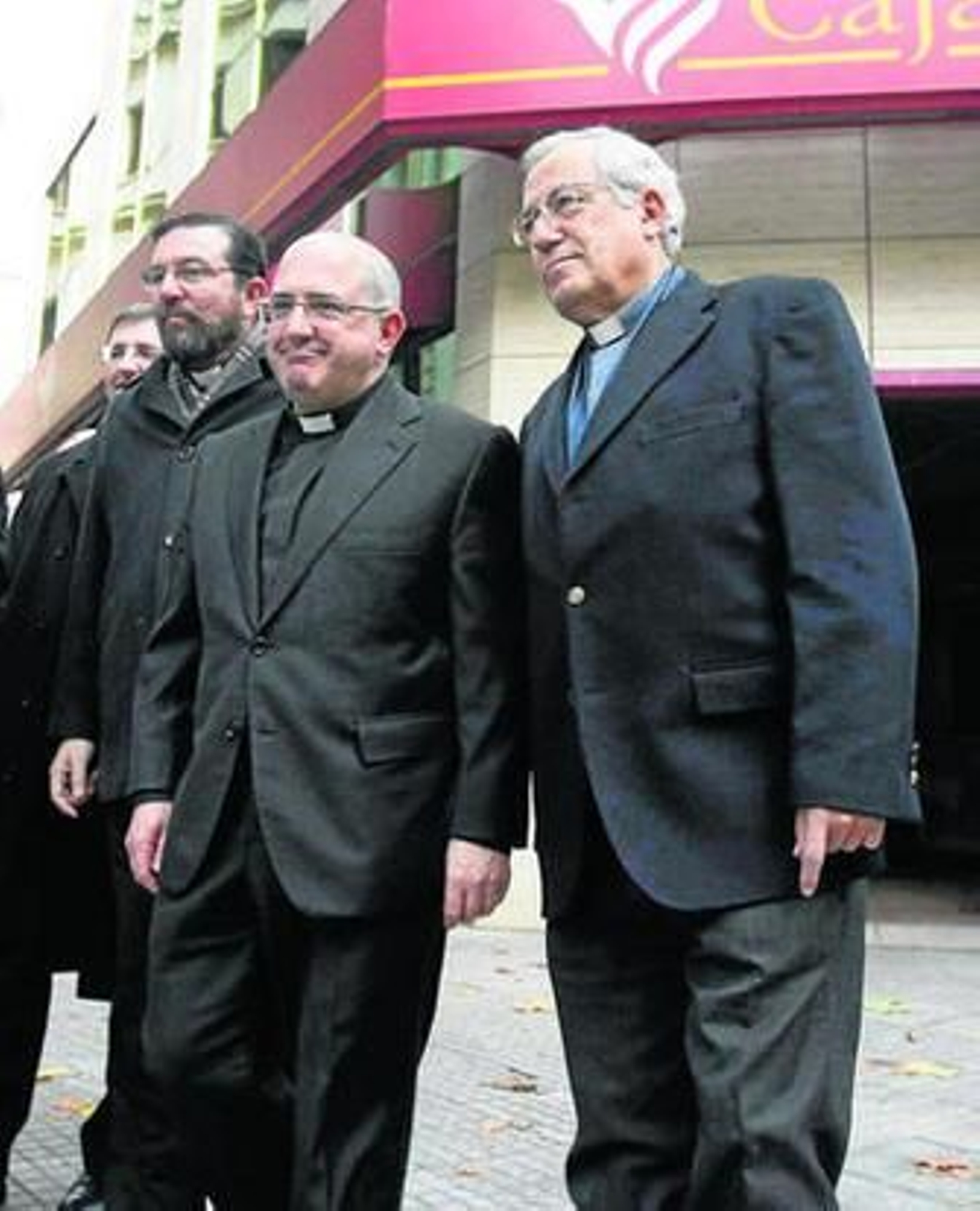 Gómez Sierra, acompañado por miembros del Cabildo.