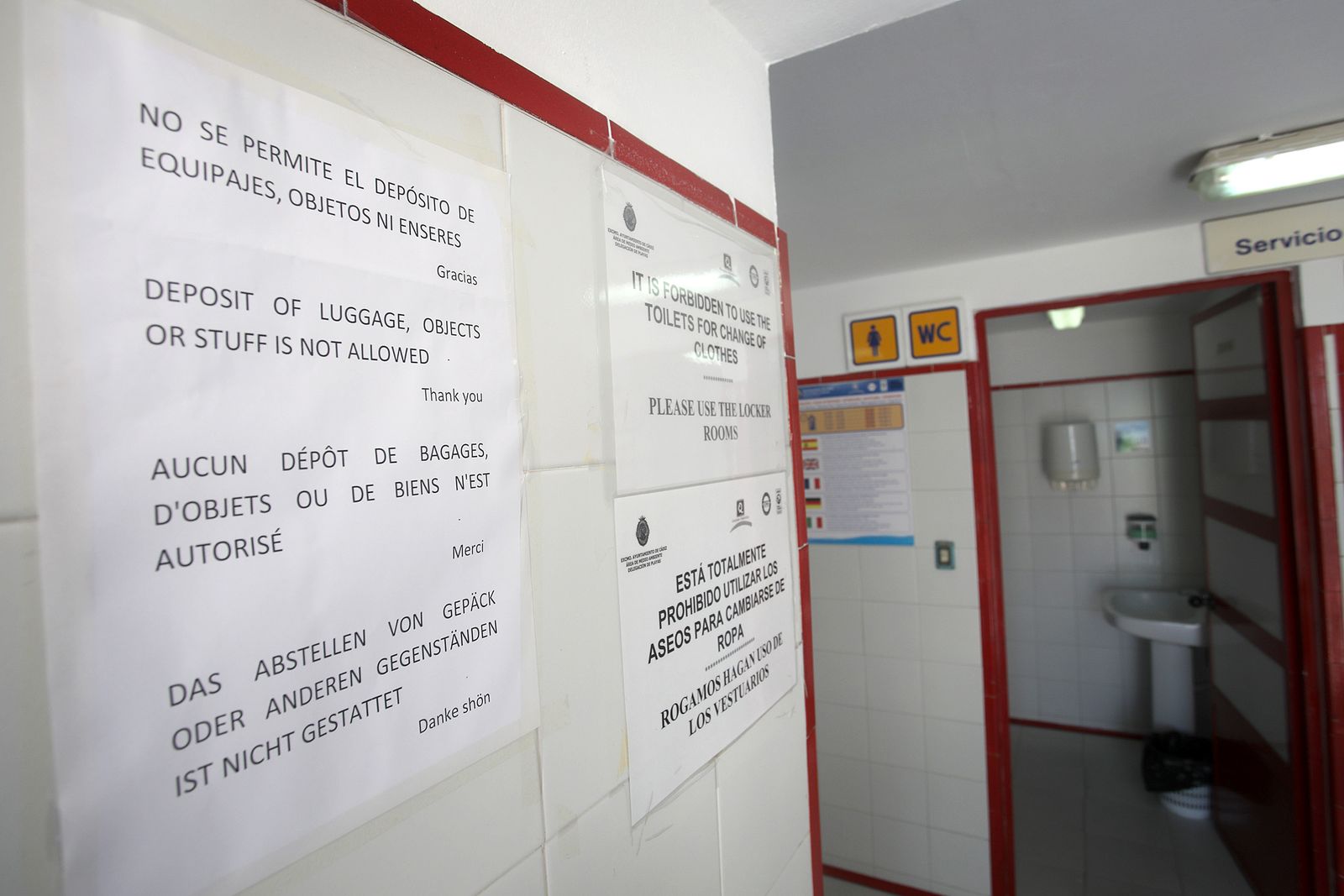 Un cartel anuncia en la entrada de los módulos de servicios de las playas que no se puede dejar ningún objeto en consigna.