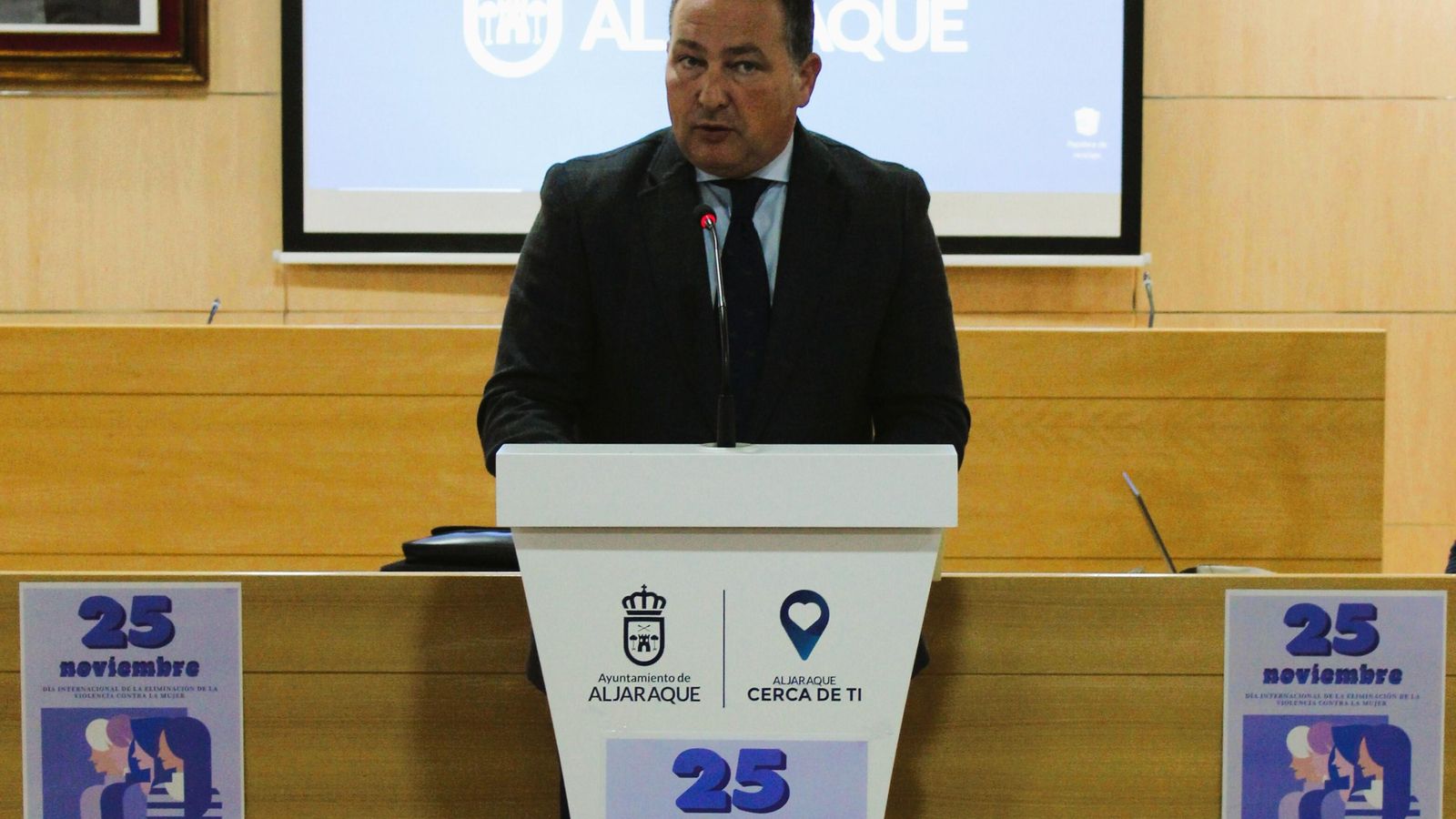 David Toscano, alcalde de Aljaraque, lee el manifiesto del 25N.