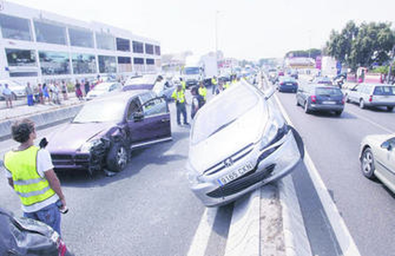Imagen del vehículo que conducía el detenido, a la izquierda, y un turismo implicado en la colisión subido en la mediana, ayer.