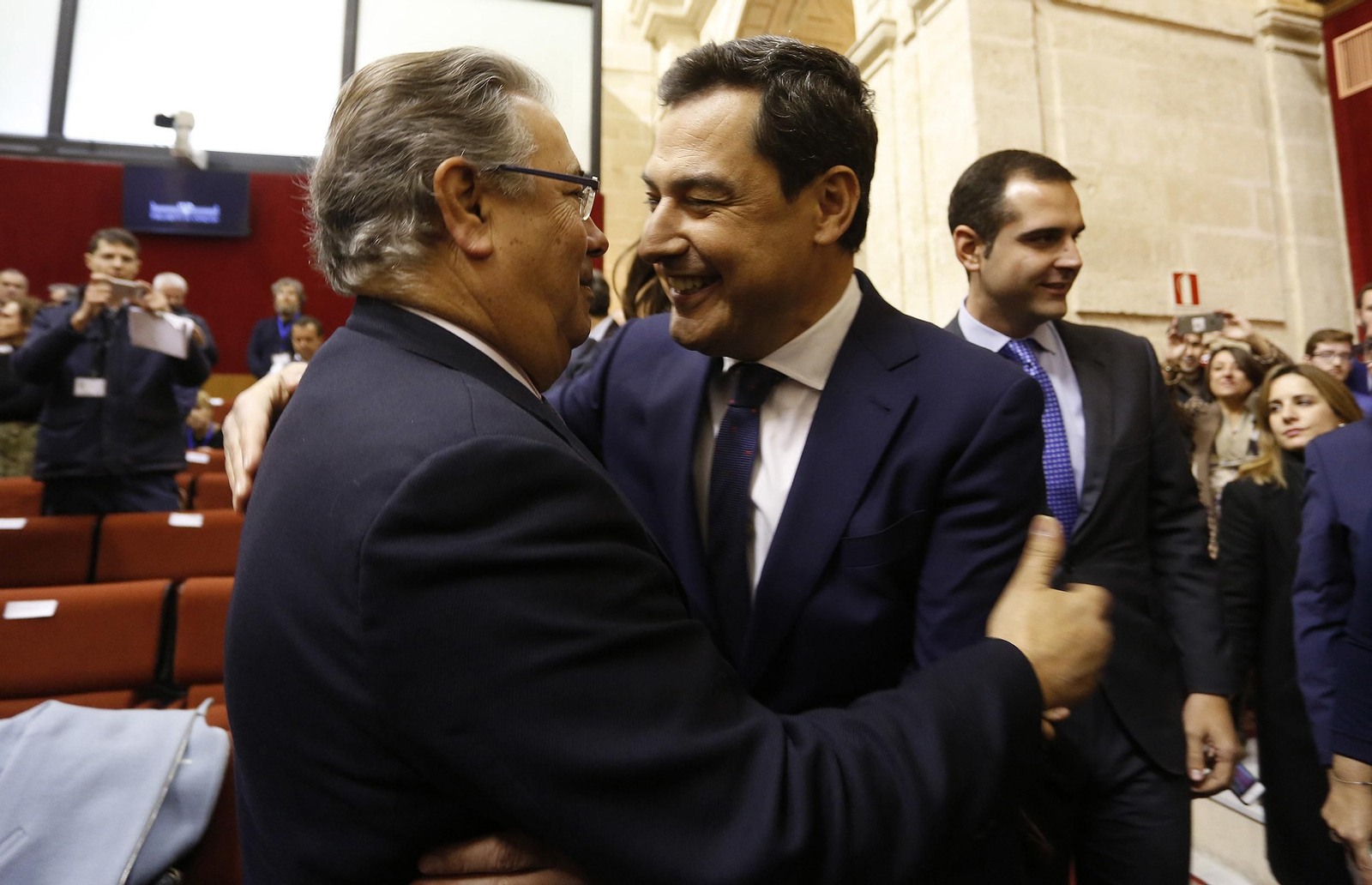 Las imágenes de la sesión de investidura de Juanma Moreno