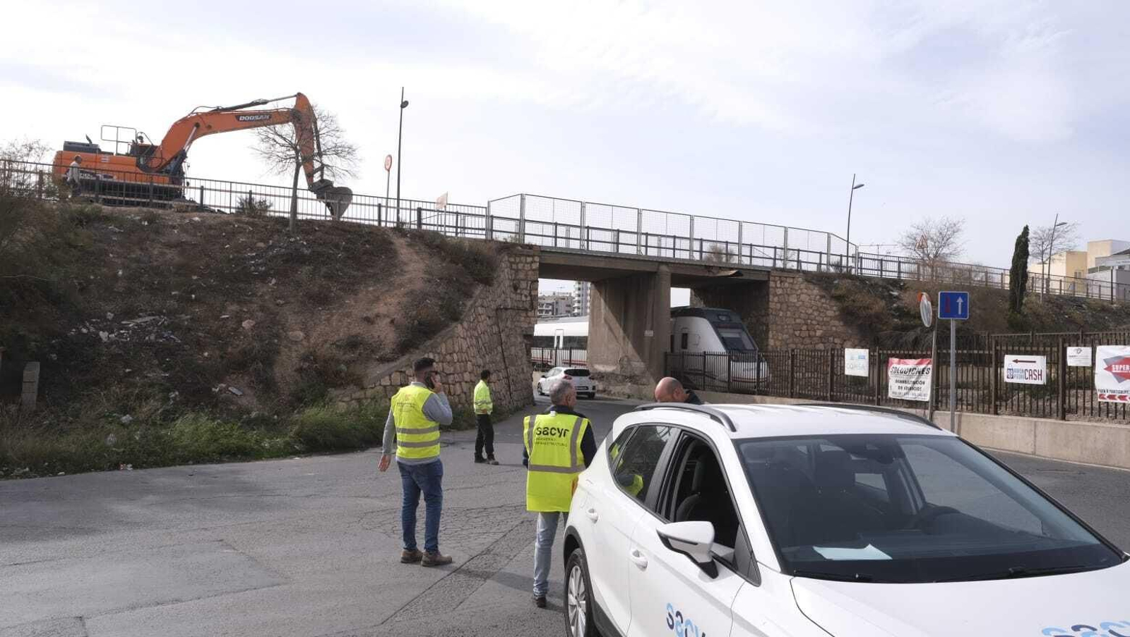Inicio de obras esta mañana sobre el puente con tráfico rodado abierto en Sierra Alhamilla y el tren circulando