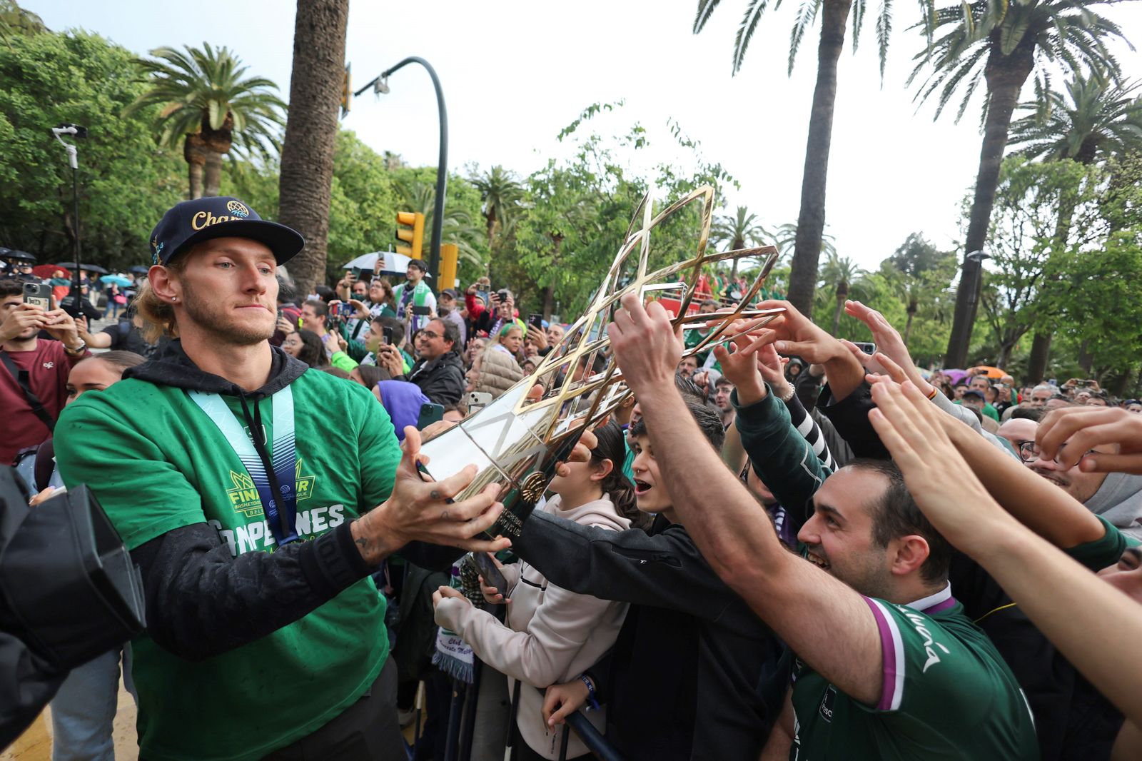 El Unicaja celebra en las calles de Málaga el título de la BCL
