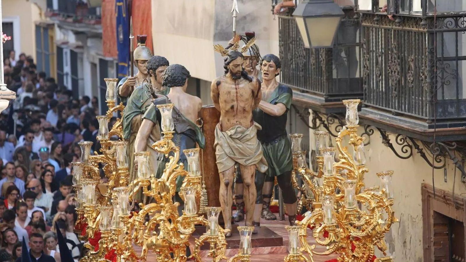 El misterio de la Hermandad de la Flagelación a su paso por calle Naranjas