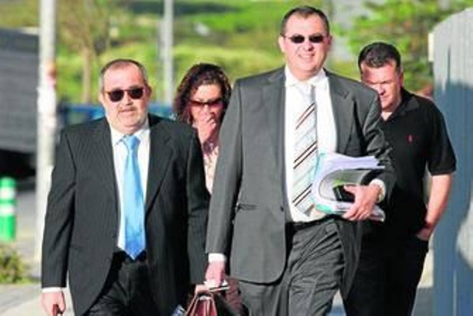 El ex alcalde de Manilva, Pedro Tirado (izquierda), ayer a su llegada a la Ciudad de la Justicia, junto a su abogado.