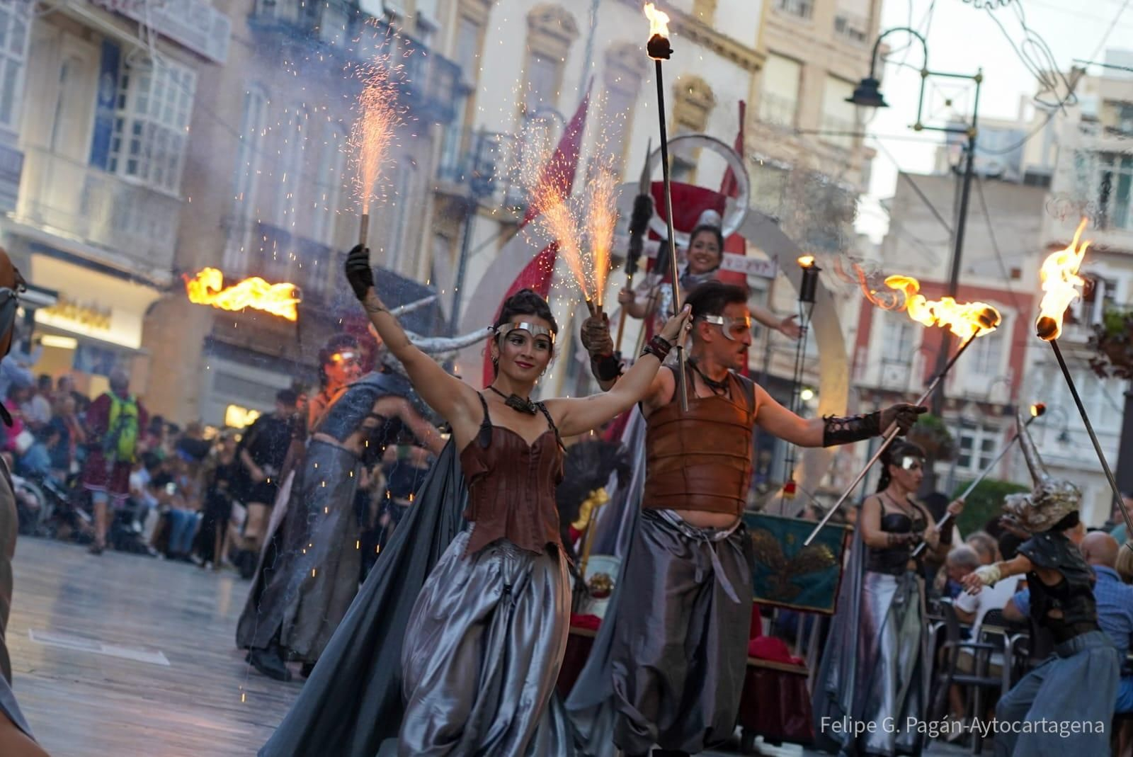 Así fue el paseo de la recreación de Cástulo de Linares por el desfile de Cartagena, en imágenes