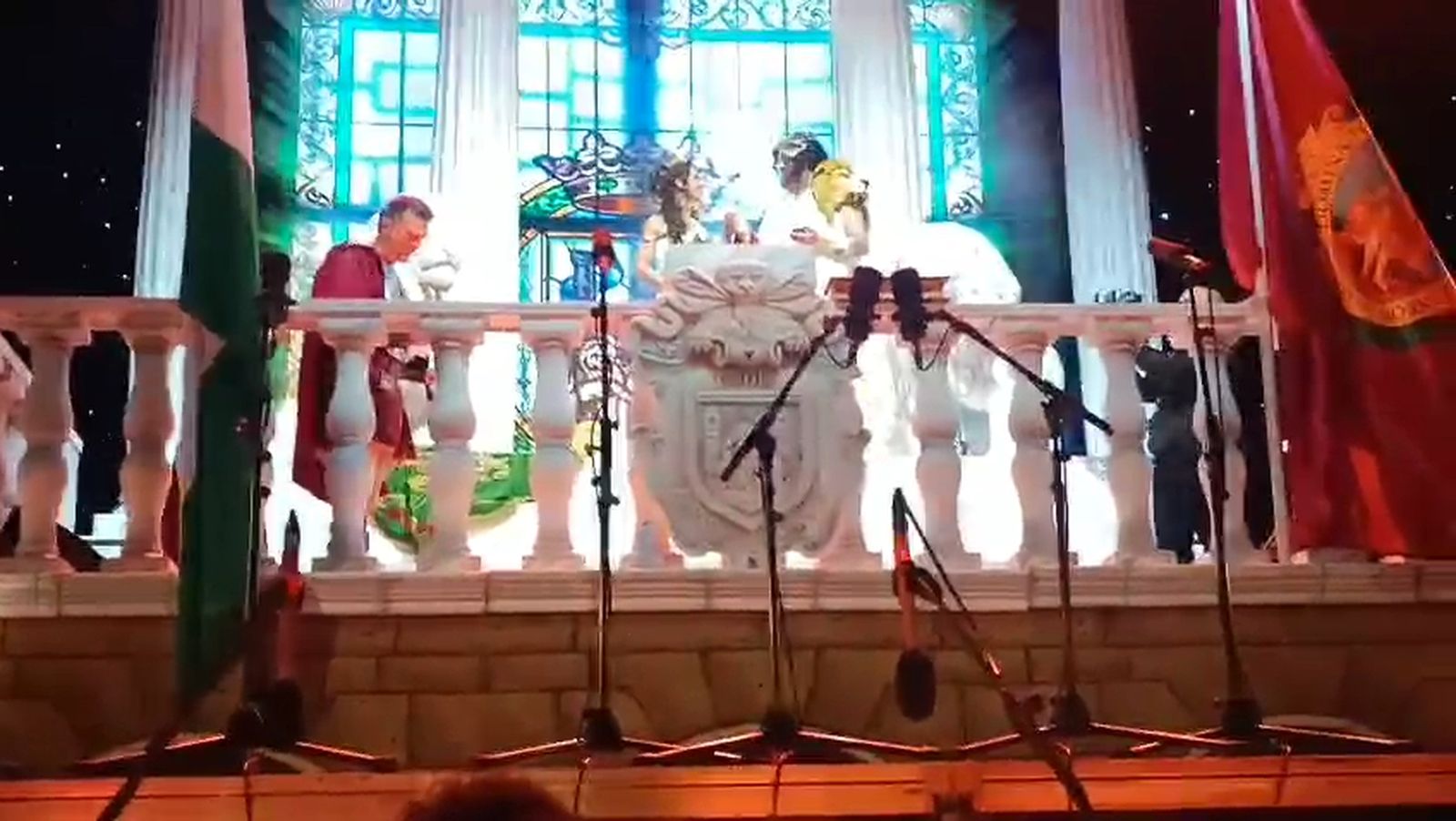 El momento es que Manu Sánchez le pide matrimonio a su novia... Cádiz