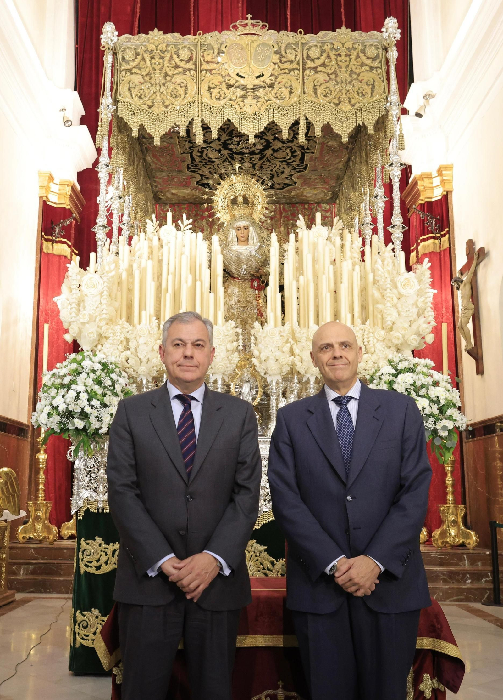 José Luis Sanz y Sergio Sopeña, ante el paso de la Esperanza