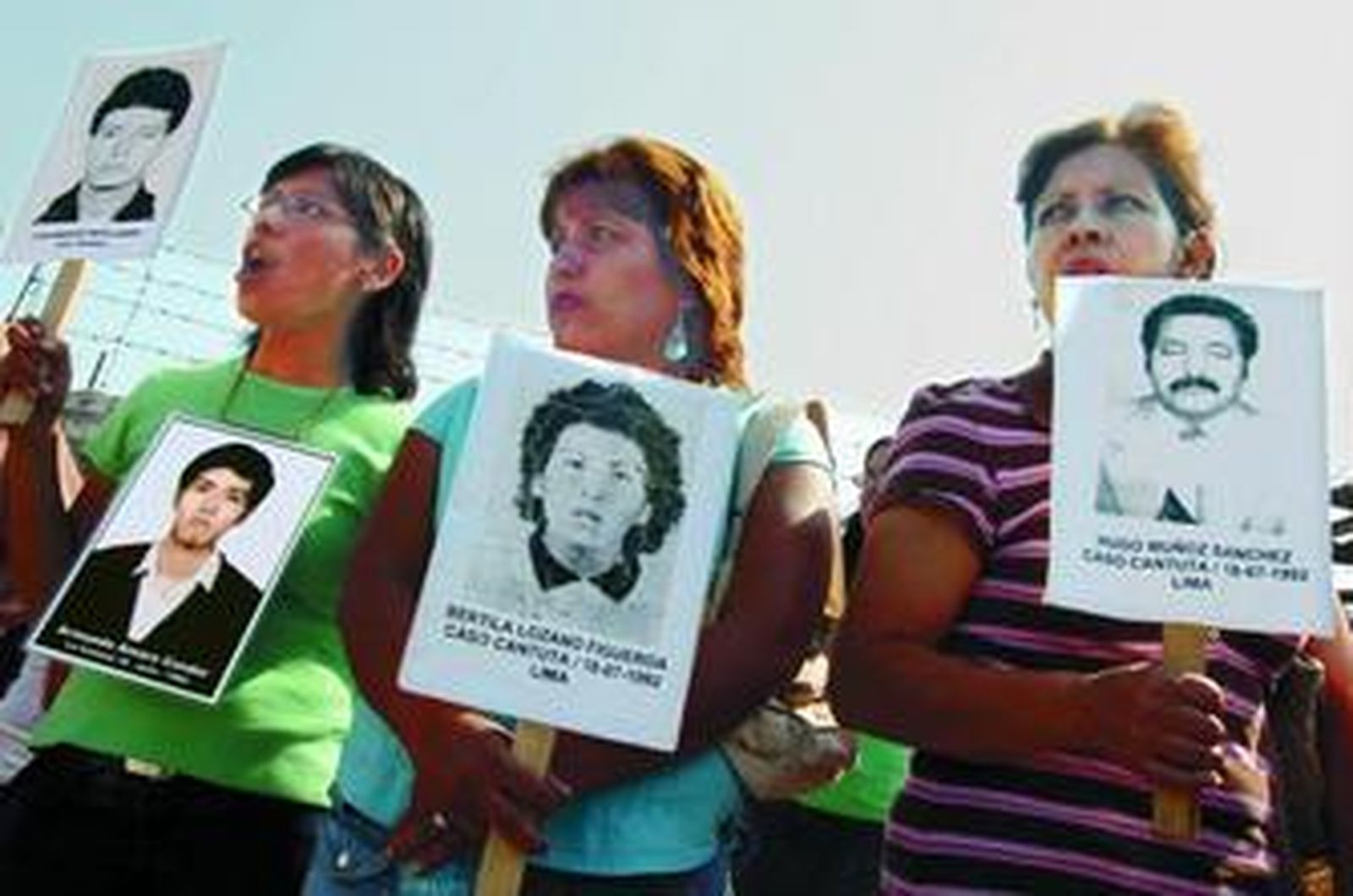 Familiares de las víctimas se movilizan en las afueras del tribunal.