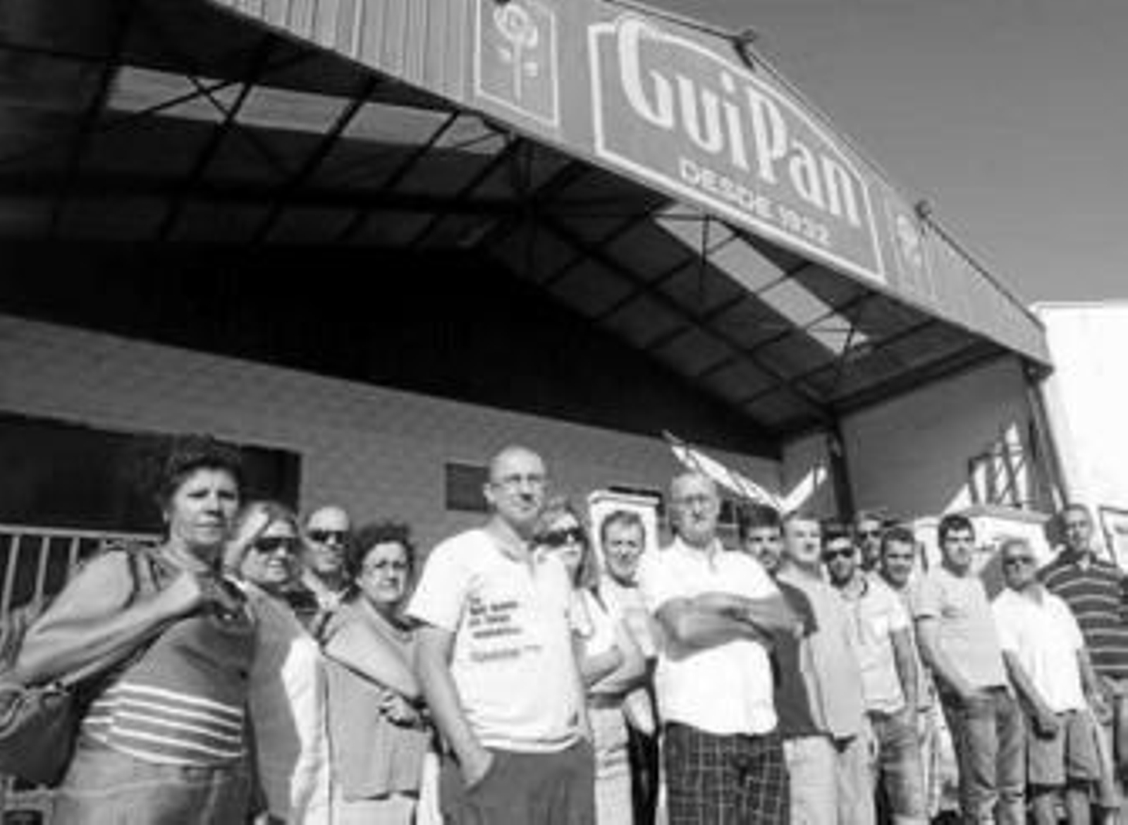 La plantilla de Guipan concentrada ayer ante la fábrica en la Zona Franca.