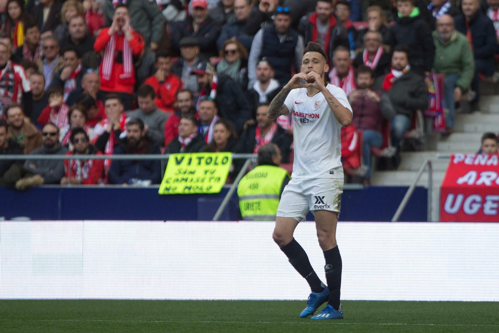 Ocampos celebra haciendo el corazón su gol de penalti.