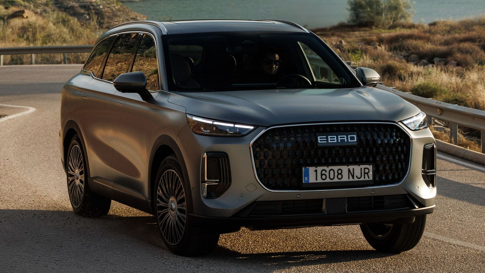 El Ebro s900, el SUV híbrido enchufable que aspira a liderar su segmento con sólidos argumentos