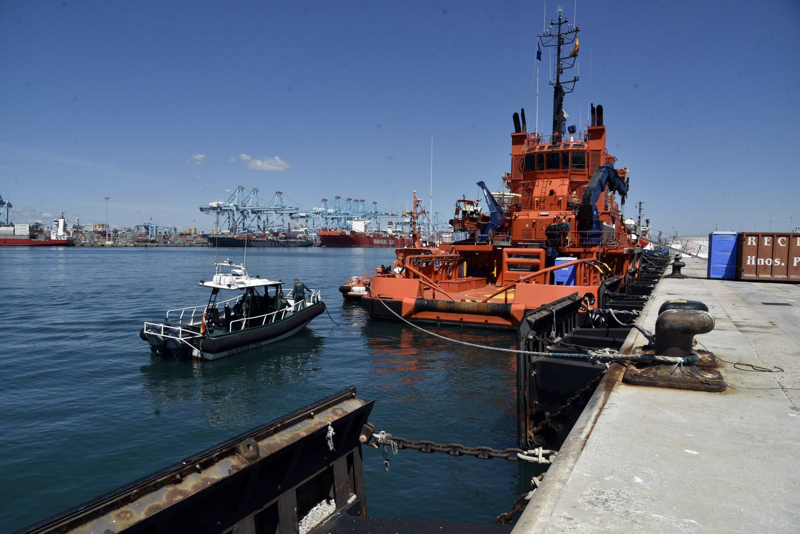 Una embarcación de Salvamento Marítimo, atracada en el Puerto de Algeciras.
