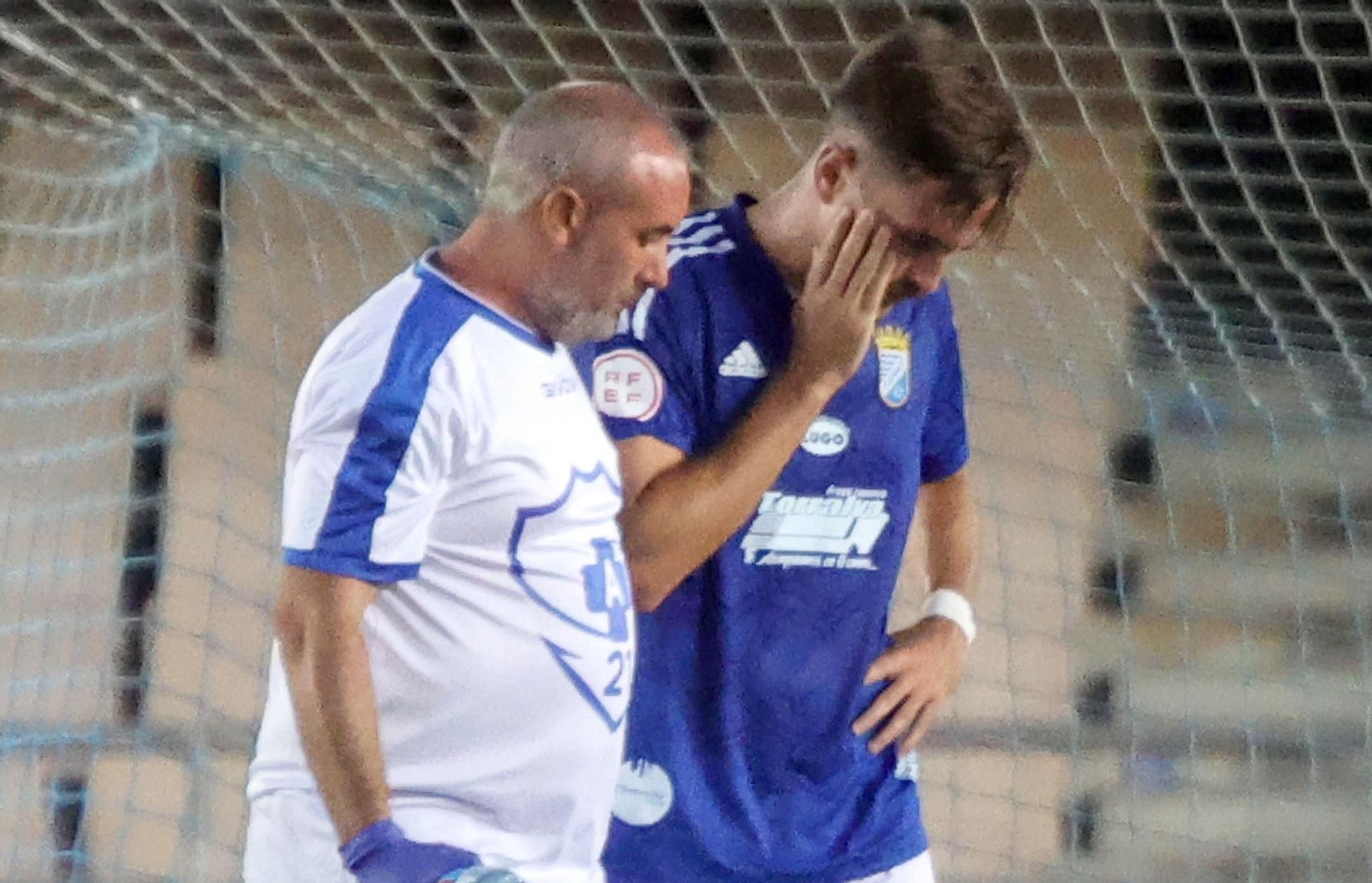 Luna se retira del terreno de juego tras lesionarse contra el Puente Genil.